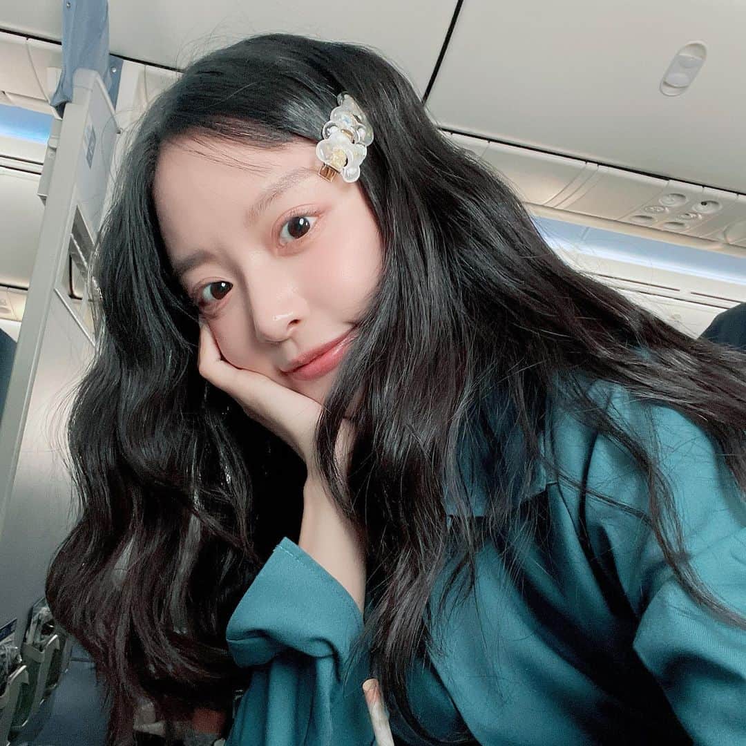 ᴅᴏᴜʙʟᴇsᴏᴜᴘのインスタグラム：「매번 일본 vlog여서 한국 vlog도 보고 싶다는 의견이 많아서 찍어본 한국 vlog🤍 이번에는 제가 중요한 이벤트 전에 하는 관리들 위주로 찍어봤어요 ✨ 피부과가서 리프팅 시술하구, 네일, 필라테스, 일본어 공부하는 것들로 채워본 이번 브이로그 지금 프로필 링크 누르면 바로 볼 수 있어요 ✨ 유튜브에서 만나여 🙌💋  毎度日本vlogばかりで韓国vlogも見たいという意見が多くて撮ってみた韓国vlog🤍 今回は私が重要なイベントの前に行う 役人を中心に撮ってみました ✨ 美容施術をして、ネイル、ピラティス、日本語勉強することで満たしてみた今回のブイログはプロフィールリンクを押すとすぐに見ることができます ✨ YouTubeで会いましょう🙌💋」