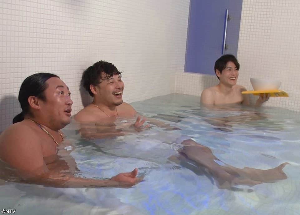 日本テレビ系『シューイチ』さんのインスタグラム写真 - (日本テレビ系『シューイチ』Instagram)「. 8時55分頃からはシューイチプレミアム✨ 人気爆発♨️体格ブラザーズ‼️  ロバート秋山さんとアルピー平子さんが♨️ 銀座の最新温浴施設を堪能🫧 知られざるなれ初め🫶体格エピソードゼロも緊急公開👨‍🚀  ついに浴室業界が２人にオファー💪 日本最大級の工場で風呂に入浴🛀 ハグされるシャワーの正体とは⁉️🚿  #シューイチプレミアム #ロバート#秋山竜次 #アルコアンドピース#平子祐希 #体格ブラザーズ #シューイチ」5月13日 21時19分 - shu1tv