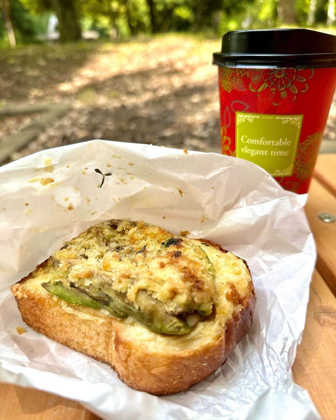 水村リアさんのインスタグラム写真 - (水村リアInstagram)「Veganが太らないわけじゃない🍞  360/365日パン人生。  ここ数日毎日行ってる 🏠ユニバーサルベイクスアンドカフェ @universalbakes_tokyo @universalbakes_nicome   ビーガンのパン屋さん🥦 ビーガン=太らないわけでは決してないけど、 健康に良い気にしてくれるの不思議😂  クロックムッシュ ・アボカド ・きのこ シナモンロール コーヒーロール  ここには載せれてないけど ・フォカッチャ がほんとーーーに美味しい😚  ご飯が嫌いなわけではないのですが ほぼパンで生きてます😌  ᐝ𖠚⢀⢄༶ ᐝ𖠚⢀⢄༶ ᐝ𖠚⢀⢄༶ ᐝ𖠚⢀⢄༶ ᐝ𖠚⢀⢄༶ᐝ𖠚 #パン #パン屋 #東京パン屋巡り  #ビーガン #ビーガンパン  #ユニバーサルベイクスアンドカフェ  #ユニバーサルベイクスニコメ」5月13日 21時19分 - leah_mizumura