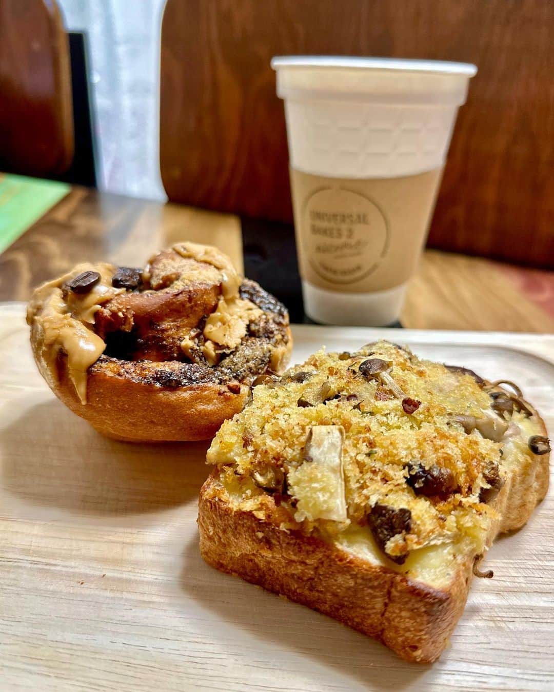 水村リアさんのインスタグラム写真 - (水村リアInstagram)「Veganが太らないわけじゃない🍞  360/365日パン人生。  ここ数日毎日行ってる 🏠ユニバーサルベイクスアンドカフェ @universalbakes_tokyo @universalbakes_nicome   ビーガンのパン屋さん🥦 ビーガン=太らないわけでは決してないけど、 健康に良い気にしてくれるの不思議😂  クロックムッシュ ・アボカド ・きのこ シナモンロール コーヒーロール  ここには載せれてないけど ・フォカッチャ がほんとーーーに美味しい😚  ご飯が嫌いなわけではないのですが ほぼパンで生きてます😌  ᐝ𖠚⢀⢄༶ ᐝ𖠚⢀⢄༶ ᐝ𖠚⢀⢄༶ ᐝ𖠚⢀⢄༶ ᐝ𖠚⢀⢄༶ᐝ𖠚 #パン #パン屋 #東京パン屋巡り  #ビーガン #ビーガンパン  #ユニバーサルベイクスアンドカフェ  #ユニバーサルベイクスニコメ」5月13日 21時19分 - leah_mizumura