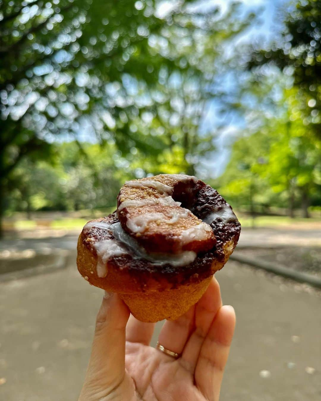 水村リアのインスタグラム：「Veganが太らないわけじゃない🍞  360/365日パン人生。  ここ数日毎日行ってる 🏠ユニバーサルベイクスアンドカフェ @universalbakes_tokyo @universalbakes_nicome   ビーガンのパン屋さん🥦 ビーガン=太らないわけでは決してないけど、 健康に良い気にしてくれるの不思議😂  クロックムッシュ ・アボカド ・きのこ シナモンロール コーヒーロール  ここには載せれてないけど ・フォカッチャ がほんとーーーに美味しい😚  ご飯が嫌いなわけではないのですが ほぼパンで生きてます😌  ᐝ𖠚⢀⢄༶ ᐝ𖠚⢀⢄༶ ᐝ𖠚⢀⢄༶ ᐝ𖠚⢀⢄༶ ᐝ𖠚⢀⢄༶ᐝ𖠚 #パン #パン屋 #東京パン屋巡り  #ビーガン #ビーガンパン  #ユニバーサルベイクスアンドカフェ  #ユニバーサルベイクスニコメ」