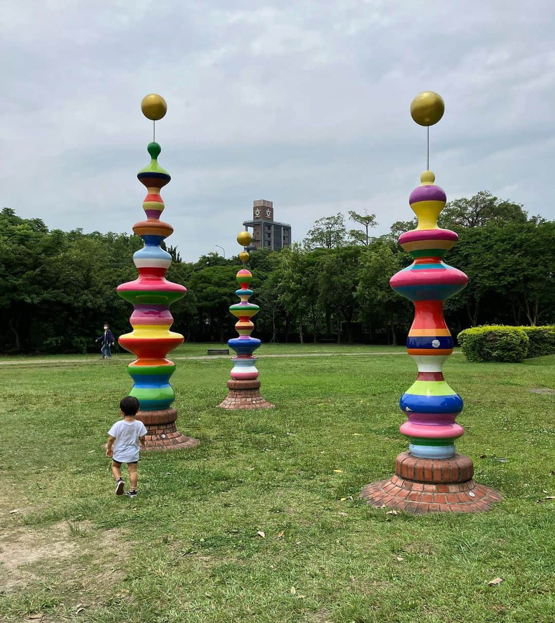 吉田麻衣子さんのインスタグラム写真 - (吉田麻衣子Instagram)「🦵 先日の旅のお供。 元々わかりやすく全身浮腫むタイプで、飛行機や長距離移動は特に全身パンパンになるので 先日の旅に連れて行ったオイルとカッサ。 　 息子と出掛けてとにかく歩きまくる。抱っこしても筋トレだーってもはや楽しみながら歩きまくる。そして脚も腕もパンパンになるんだけどw 　 持って行って本当によかった。 寝る前にマッサージしてリンパ流してストレッチすると、寝つきも良くなるし心も満たされるのさ🌕 引き締め効果のあるオイルだからトレーニングのあとに使って追い引き締めを求めてみたりね。 このカッサがまた大きいのに軽くて使いやすいのよ🌳 安定のweledaさまさまです。 　 　 #ヴェレダ#コアトレ#ホワイトバーチのある生活#ホワイトバーチボディオイル#PR」5月13日 21時19分 - maiko_yoshida_