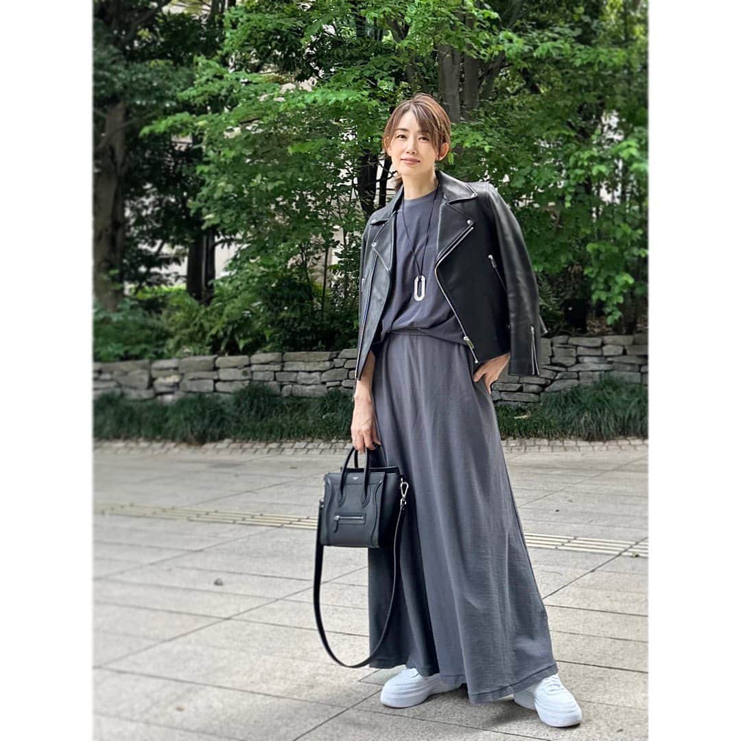 のインスタグラム：「* * 昨年  カットソーのセットアップが 大活躍だった @greychord__official  (色は SILVER GREY) * 今年は MIDNIGHT GREYの カットソーと スエットスカートをお迎え * 上下違う素材だけど セットアップっぽく着てみました * サラっと着るだけで こなれ感が✨✨ 今年もいっぱい活躍してくれそう😆 * #GREYCHORD #グレイコード #guestlisttokyo #ゲストリストトーキョー　 #unitedarrows  #adawatntuareg #celine #nike #アメブロ更新しました」