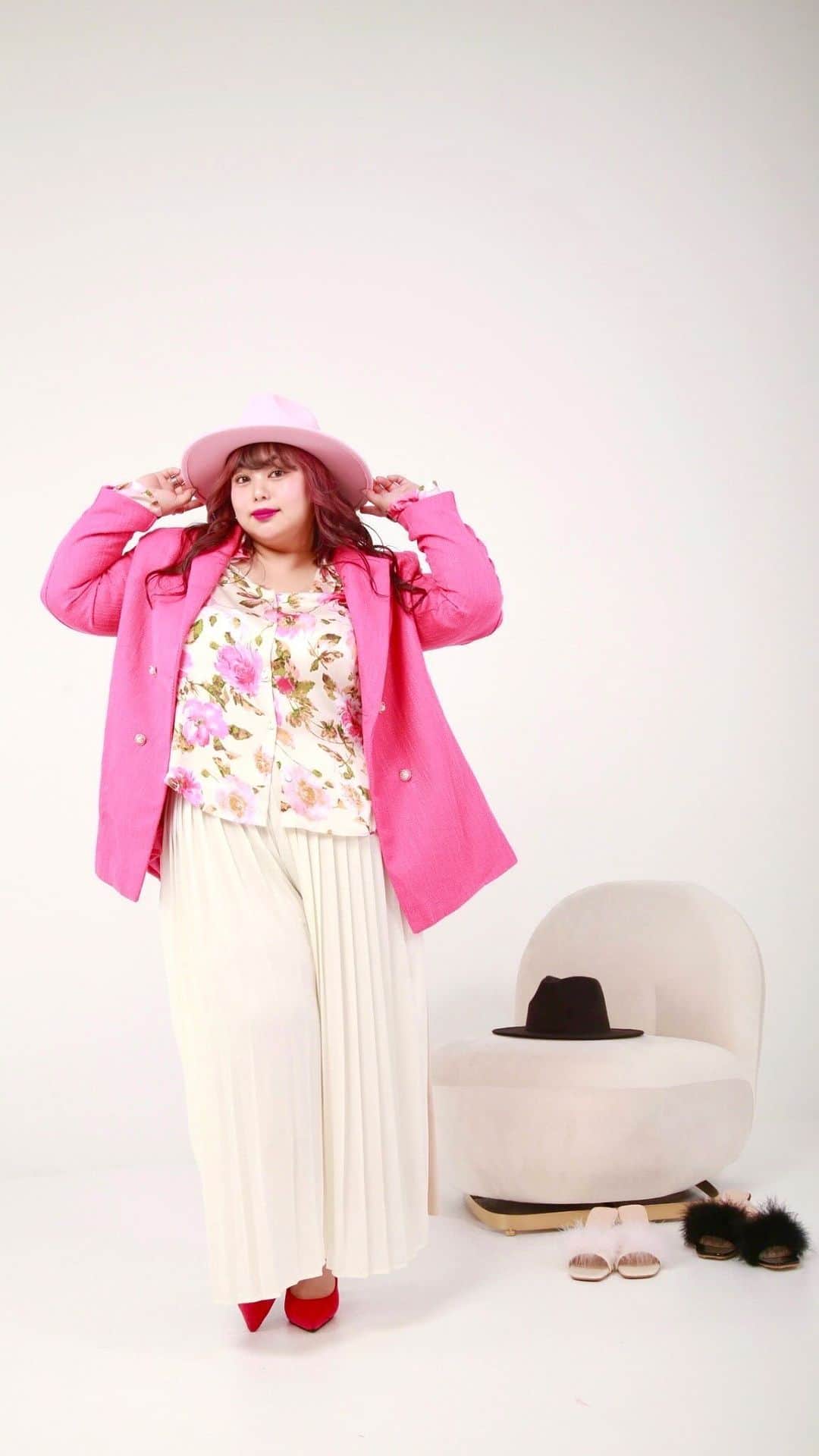 のインスタグラム：「. ⁡ メイクしたり おしゃれしたり ⁡ 楽しいよね♪ ⁡ でも楽しいって思えることって 健康じゃないとなかなか思えないことだったりするんだよね。 ⁡ こころとからだの健康なバランスって大切🍀 ⁡ 皆さんはこころとからだ 労る日を作っていますか？ ⁡ 明日は母の日🌹 お母さんの方は労られる日になるといいですね♡ そしてご自身でも労わってくださいね。 ⁡ ワクワクやドキドキをいっぱい楽しめますように😊💖 ⁡ ⁡ ⁡ Love yourself and be HAPPY ! Ai Momoka ⁡ ⁡ ⁡ #shootingphoto #modellife #plussizemodel #plussizebeauty#bodypositivemodel #curvygirl #母の日 #感謝を込めて #撮影 #プラスサイズモデル  ⁡」