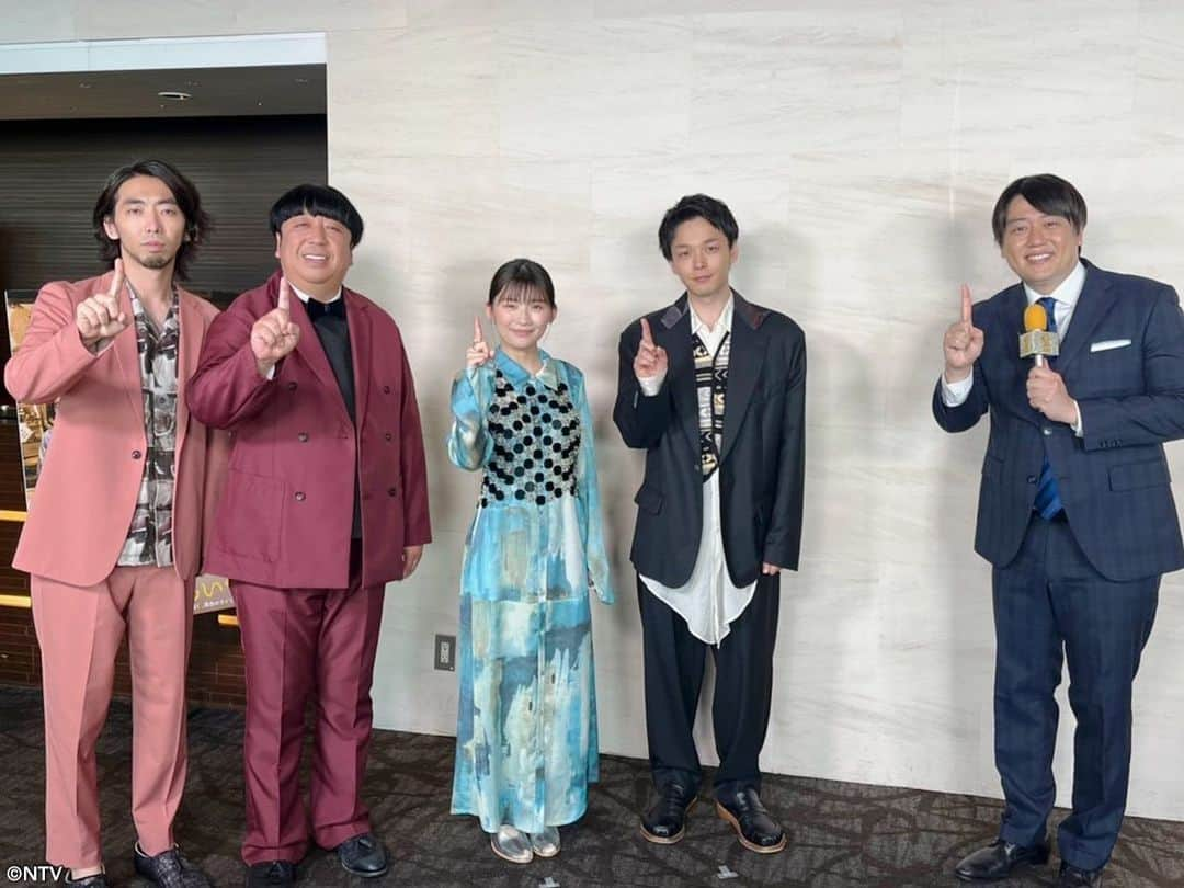 日本テレビ系『シューイチ』さんのインスタグラム写真 - (日本テレビ系『シューイチ』Instagram)「. 8時35分頃からはショービズ🎶  📌映画🎬「宇宙人のあいつ」 中村倫也さん👽伊藤沙莉さん👽日村勇紀さん👽柄本時生さんに直撃🎤  #宇宙人のあいつ  #中村倫也#伊藤沙莉#日村勇紀#柄本時生 #安村直樹 #シューイチ」5月13日 21時15分 - shu1tv