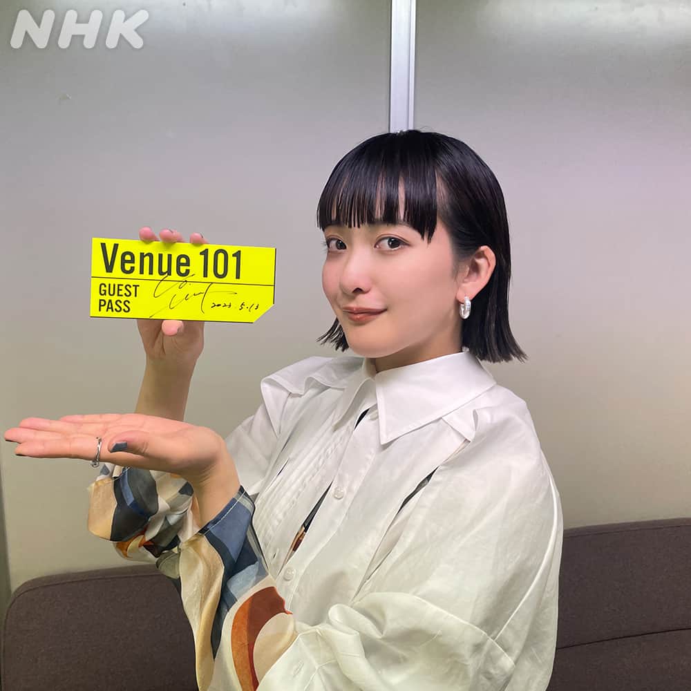 NHK「シブヤノオト」さんのインスタグラム写真 - (NHK「シブヤノオト」Instagram)「「Venue101」 このあと23時から生放送⚡  🥦緑黄色社会🥦  ゲストパスに サインをいただきました🎫🖊  #緑黄色社会 #Venue101」5月13日 21時15分 - nhk_venue101