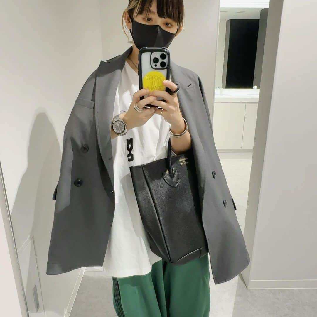 mayumiのインスタグラム：「暑くなったり寒くなったり暑くなったり… 老体には堪えます😖 . . t-shirts #journalstandard  outer #daiwapier39  pants #needles #ニードルス  bag #youngandolsen  .」