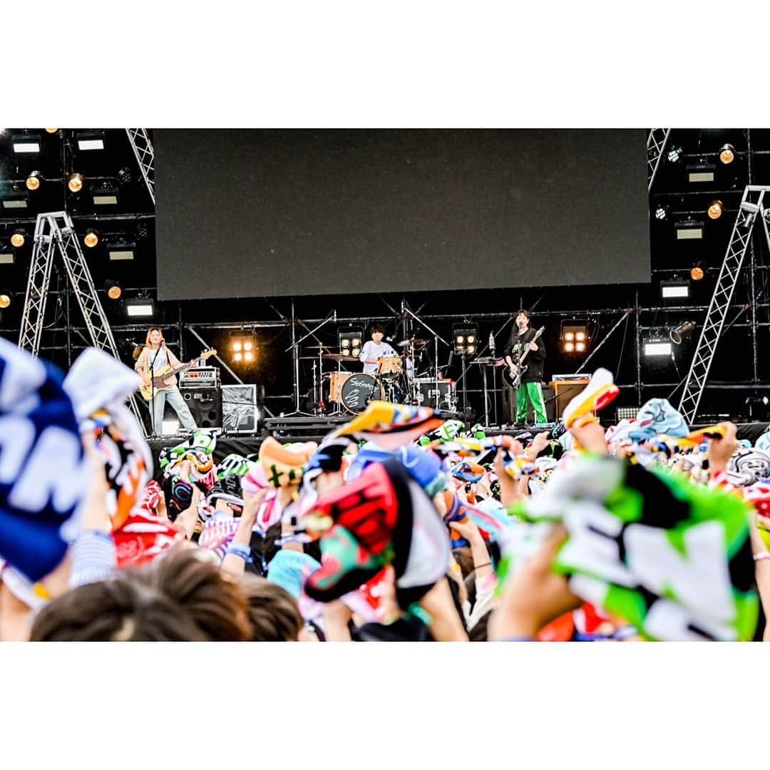 SHISHAMOさんのインスタグラム写真 - (SHISHAMOInstagram)「🎸🌟OSAKA METROCK 2023🌟🎸  2023年5月13日(土) 「OSAKA METROPOLITAN ROCK FESTIVAL 2023」 @大阪府堺市・海とのふれあい広場  本日は2016年から出演させていただいている メトロック大阪でした🙌🐙  お越しくださった皆様、 ありがとうございました🐟!!!  photo by 河上良  #shishamo #メトロック」5月13日 21時17分 - shishamo_official