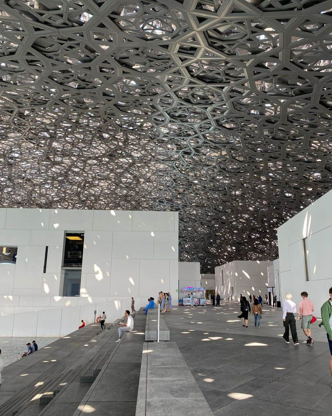 小泉里子さんのインスタグラム写真 - (小泉里子Instagram)「@louvreabudhabi へ  前回、来た時は 陽が落ちた時間だったから 木漏れ日がさす感じは初めて。 とーっても気持ちのいい空間でした。  美術館って、 昔のものが置いてあるからか、 少し空気が止まってる様に思えて、 息苦しく感じるときがあるんだけど、 アブダビのルーヴルは 海の上ってこともあってか なんだかとっても気持ちよかったです。  館内は思ってたよりも広く 見応えあって でも息子を連れての鑑賞は、 やはり困難でしたわ😅 まだまだ観たいところがあったけど、後ろ髪引かれながら退散。  次は、息子がナーサリーに行ってる間かな。 でも子供ミュージアムもあるから やっぱり一緒にも来たいし あと、2回は必要です。笑」5月13日 21時21分 - satokokoizum1