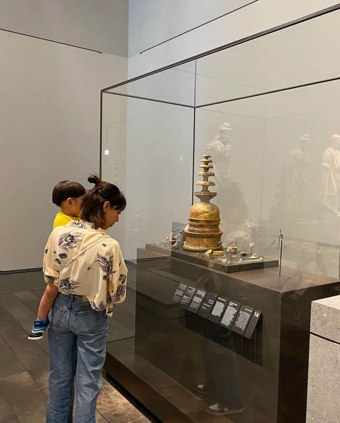 小泉里子さんのインスタグラム写真 - (小泉里子Instagram)「@louvreabudhabi へ  前回、来た時は 陽が落ちた時間だったから 木漏れ日がさす感じは初めて。 とーっても気持ちのいい空間でした。  美術館って、 昔のものが置いてあるからか、 少し空気が止まってる様に思えて、 息苦しく感じるときがあるんだけど、 アブダビのルーヴルは 海の上ってこともあってか なんだかとっても気持ちよかったです。  館内は思ってたよりも広く 見応えあって でも息子を連れての鑑賞は、 やはり困難でしたわ😅 まだまだ観たいところがあったけど、後ろ髪引かれながら退散。  次は、息子がナーサリーに行ってる間かな。 でも子供ミュージアムもあるから やっぱり一緒にも来たいし あと、2回は必要です。笑」5月13日 21時21分 - satokokoizum1