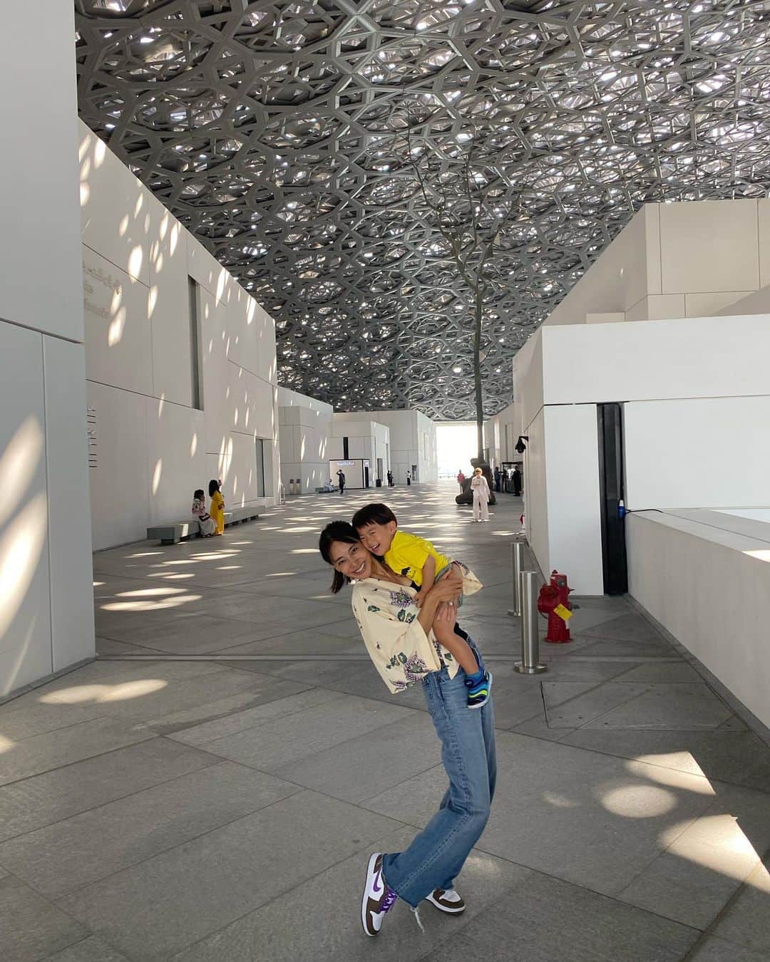 小泉里子のインスタグラム：「@louvreabudhabi へ  前回、来た時は 陽が落ちた時間だったから 木漏れ日がさす感じは初めて。 とーっても気持ちのいい空間でした。  美術館って、 昔のものが置いてあるからか、 少し空気が止まってる様に思えて、 息苦しく感じるときがあるんだけど、 アブダビのルーヴルは 海の上ってこともあってか なんだかとっても気持ちよかったです。  館内は思ってたよりも広く 見応えあって でも息子を連れての鑑賞は、 やはり困難でしたわ😅 まだまだ観たいところがあったけど、後ろ髪引かれながら退散。  次は、息子がナーサリーに行ってる間かな。 でも子供ミュージアムもあるから やっぱり一緒にも来たいし あと、2回は必要です。笑」