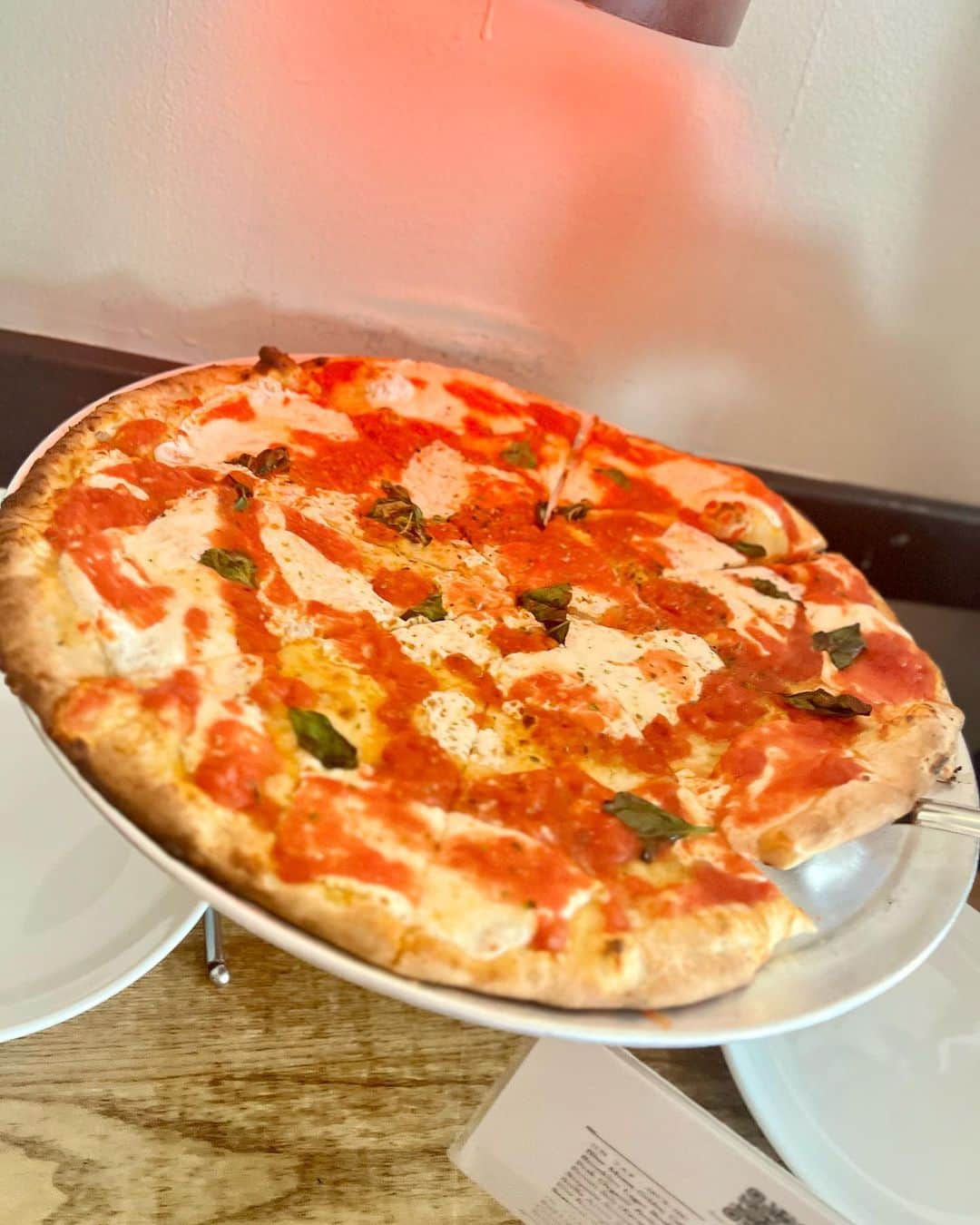 速水ティーナさんのインスタグラム写真 - (速水ティーナInstagram)「🍕🍕🍕  🇺🇸𝑁𝑌  𝑗𝑢𝑙𝑖𝑎𝑛𝑎'𝑠 𝑃𝐼𝑍𝑍𝐴   人気観光サイト𝘛𝘳𝘪𝘱𝘈𝘥𝘷𝘪𝘴𝘰が発表した ピザ店のランキングで 全米ナンバーワンになったピザ屋さん🎖️👑  とっっても大きいピザだけど 生地は薄めで食べやすくて 美味しかった🍕🍕🍕  ┈┈┈ 日々のグルメはてぃなもぐ☟┈┈┈ 【 @tittymog 】  #pizza #julianas #julianaspizza #ピザ #🍕 #brooklyn #newyorpizza #nypizza #マルゲリータ #ブルックリン #brooklynfood #グルメ女子 #brooklynny」5月13日 21時24分 - tittypop