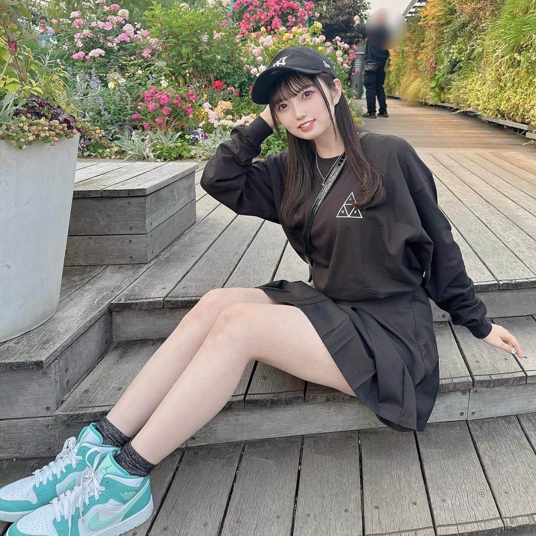 のインスタグラム：「真っ黒コーデです🖤  どうかね^._.^  みんなよく着るお洋服の色なにー？？   #huf  #newera  #shoes  #キャップ女子  #instagood  #instadaily  #instalike  #photooftheday  #photography  #like  #likesforlike  #love  #me  #follow  #followforfollowback  #いいね返し  #girl  #today  #ootd  #fashion  #goodportraitworld  #portrait  #被写体  #ファインダー越しの私の世界  #selfie」