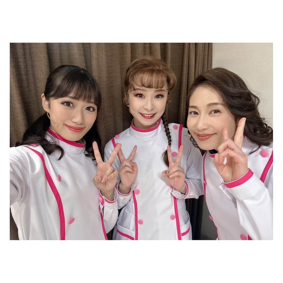 大月さゆさんのインスタグラム写真 - (大月さゆInstagram)「⁡ ⁡  アルジャーノンに花束を🐁💐 明日は大阪公演千穐楽、 イコールこの公演の大千穐楽です！ ⁡ もはや悔いなどございませんが、明日またどんな新しい景色が見られるか楽しみです。 ⁡ 写真はずーっとお世話になっていた女子楽屋の2人、藤田奈那ちゃんと渡来美友ちゃん👭 とある場面では自称「PANYA48(パン屋フォーティエイト)」というグループ名でダンスナンバー踊らせていただきました🍞✨ ⁡ 作品はシリアスな部分もありますが、楽屋に帰ってくると癒されることが多くて、2人に心から感謝しています。 ⁡ 明日もお客様とカンパニーの皆さんにとって素敵な一日になりますように ⁡ ⁡ #アルジャーノンに花束を #藤田奈那 ちゃん #渡来美友 ちゃん」5月13日 21時36分 - sayuotsuki_official