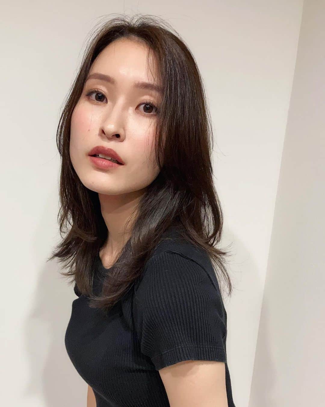 水野瑛のインスタグラム：「. Dark hair has come back 🖤 期間限定グラデーションヘアにバイバイしてきました。 しっかりめレイヤーがかわいい！ ハイトーンも気に入ってたけどやっぱりしっくりくる暗髪。色々と準備段階。です。 . ほんとは胸元ロングキープしたかったんだけど、夏にかけて駅まで歩くだけで汗びしょびしょになる超良好代謝のため断念。誰か私の代謝ちょっといりませんか。 . #hairstyle  #darkhair  #layeredhaircut  #韓国ヘア #ロングレイヤー」