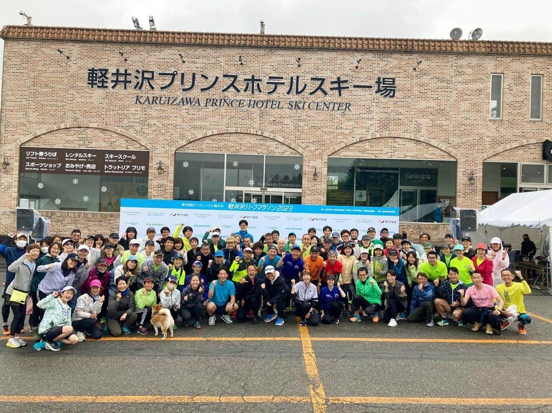 西谷綾子のインスタグラム：「🌳 #軽井沢ハーフマラソン 前日イベント  金哲彦さんからコース攻略法、寒さ対策、 アップダウンの走り方などを色々学んだ後は ストレッチで可動域を広げ 動きづくりで軽く刺激を入れてRUNへ🏃‍♀️  RUNの時、奇跡的に小雨になった😳🥹 (ｽｺﾞｲ‼︎ありがとう〜♡)  マイナスイオンたっぷり🌳新緑が美しい！ 気持ち良く楽しかったね🥰💓 (走れば暑かった‼︎)  ゆうすけさんいろんなネタをしてくれて 面白かった〜😂👍  雨の中がご参加ありがとうございました🥹 明日も雨予報ですが‥ (予報が変わらないかな🥹🙏) 走る前に体が冷えないように寒さ対策をして レース、レース後思い切り楽しみましょうー🥰🌳  今のベストを🔥👊  @phiten_official  @newbalance  @newbalance_t_house  #グリコパワープロダクション」