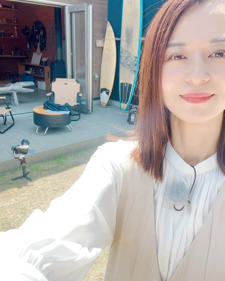 井川絵美のインスタグラム：「・ ・ 📍BESS浜松 ・ soleいいねの取材でとっても素敵な木のおうちにおじゃましてきました🏠 暮らしを自分らしく楽しめるBESSの家では、実際にどんな暮らし方ができるのか体験できます！ 私はコーヒー豆をウッドデッキで焙煎する体験をしてきました！ 煎りたてのコーヒー豆を挽いて、お湯を注ぐと信じられないくらいふんわりふくらんで…めちゃくちゃ美味しいコーヒーをいただきました☕️✨ こんな生活したいな〜って ハンモックに揺られながら 色々妄想して楽しかったぁ ぜひお近くのBESSの家で体験、体感してみて欲しいです！ OAは5/23（金）です📺 ぜひご覧下さい〜 ・ #BESSの家 #BESS浜松 #SBSテレビ　 #soleいいね」