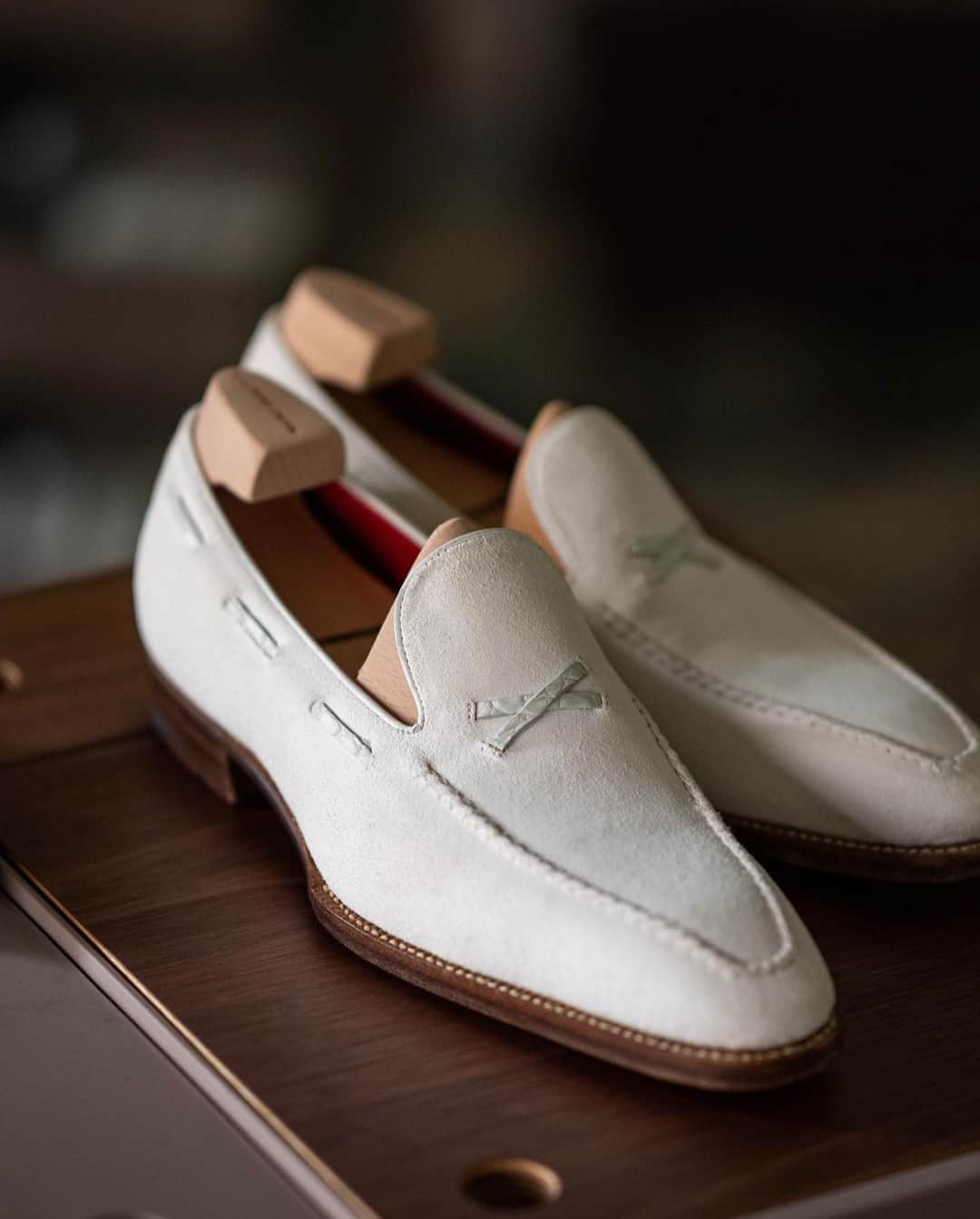 サンクリスピンさんのインスタグラム写真 - (サンクリスピンInstagram)「From strolling the streets of the city, to days spent soaking in the summer sun, to evenings of fine wine and frivolity with friends, our lightweight and luxurious loafers are the perfect shoe for everything you do this summer...​​​​​​​​​ Courtesy of @tanakajukkaten  #shoes #handmadeshoes #madetoorder #mtoshoes #bespokeshoes #handwelted #shoeporn #madebyhand #shoestagram #agentlemanschoice #onlyforgentlemen」5月13日 21時31分 - saintcrispins