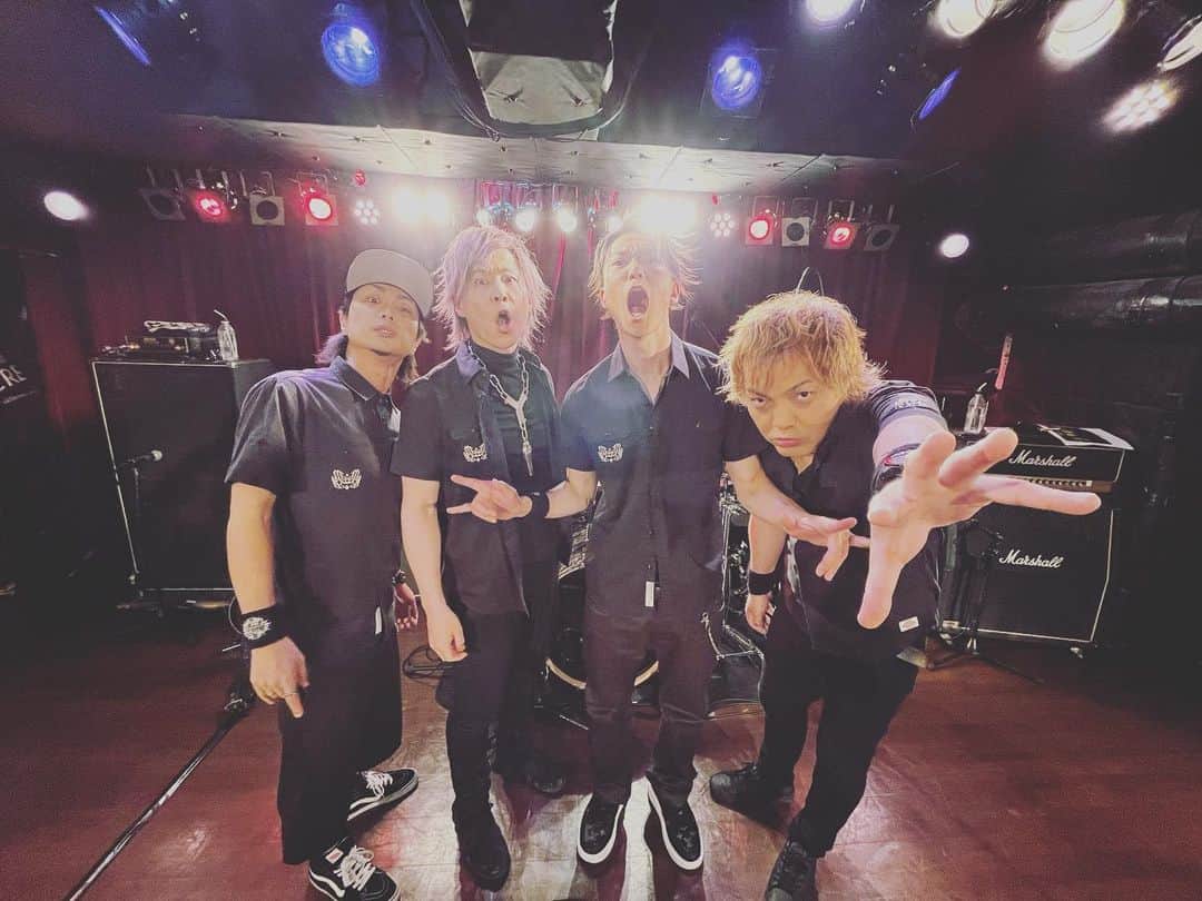 SHINPEIのインスタグラム：「MUSCLE ATTACK 10周年記念ライブ ⁡ 2023/05/13 ⁡ 皆で声を出して元気に暴れられる喜び ⁡ この日を忘れません ⁡ おかげで、今出せる力を全部出し尽くせたよ ⁡ 新たな一歩を踏み出す勇気を与えてくれたのは、来てくれたみんなの力です！ありがとう ⁡ そしてこの日のためにまた集まってくれたメンバーの皆 ⁡ シュンピ ジョン ヒデヒロ ⁡ 大好きだー！ ⁡ さぁ次は何やろうか ⁡ 今度作戦会議お疲れ会やろうぜ ⁡ 何はともあれ、MUSCLE ATTACKに関わってくれたみんな ⁡ 本当にありがとう！ ⁡ 生きてて良かった」