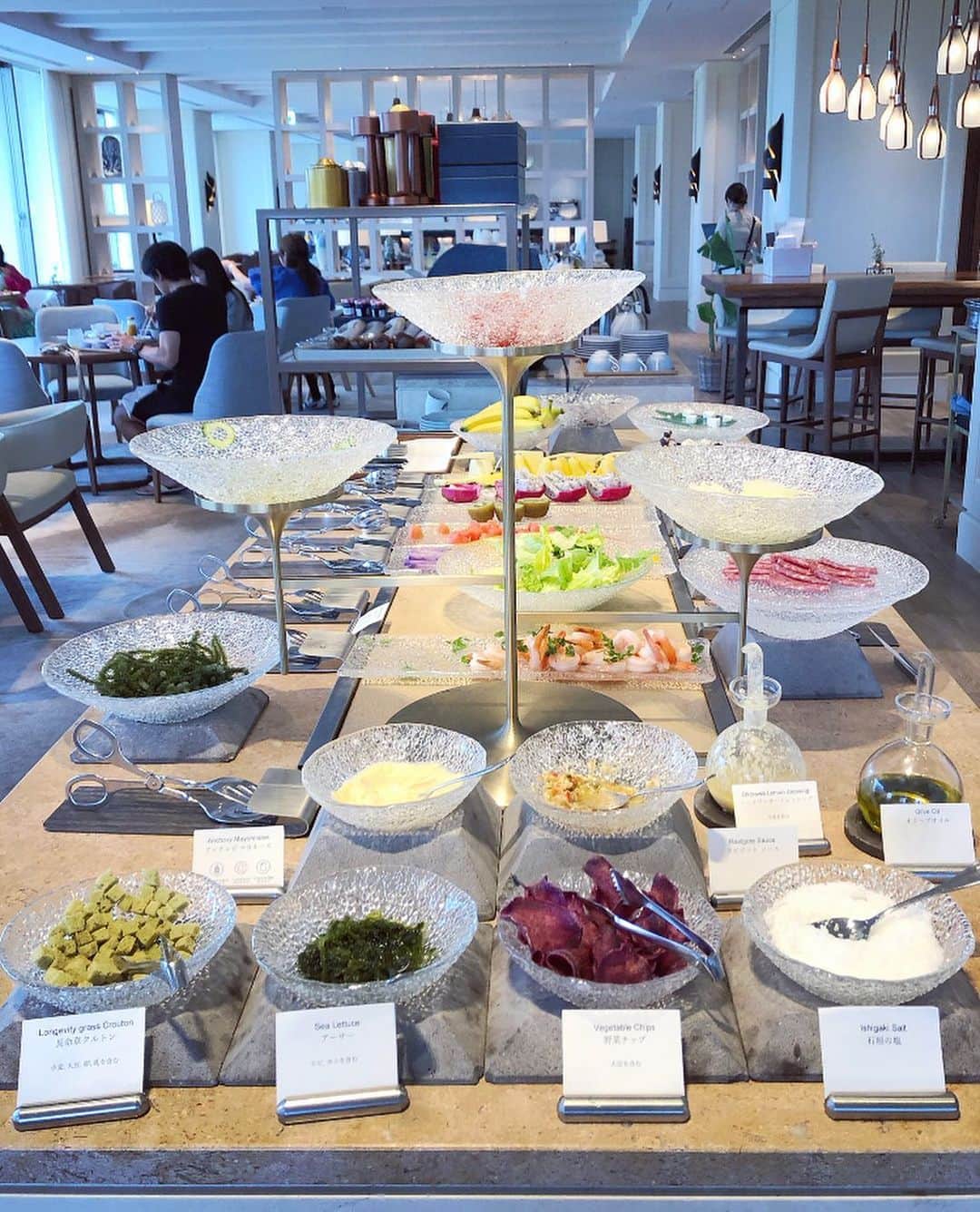 榊山敬代さんのインスタグラム写真 - (榊山敬代Instagram)「☀️🍽️… ・　　 つづき  朝食を終えて お部屋に帰る 前にせっかく なのでクラブ ラウンジにて  カフェラテいただきながら 朝食がどのようなメニュー でしたのかをひとコマだけ ですけれど記念に記録の巻  大好きな海ぶどうに 一番ひかれましたが 卵料理が何種類か選 べたり和食は定食ス タイルとのことでゴ ージャスな朝食のよ うですか八重山そば 食べたり色々楽しむ ことはできなさそう でしたので食いしん 坊の方は他のレスト ランの方が気軽に朝 食を満喫できる模様  それにしましても ホテルは盛り付け がうつくしいので お家ごはんの参考 に眺めるのが趣味 なのですけれども  今回もやきつける ようにまじまじと 鑑賞できました時  笹の葉の上にチーズを 並べる発想は新しくて  お家ごはんで早速 マネしてみたい哉  パンも豊富すぎて眺めて 満足してしまうひとコマ  さて予想外にて オイシイ時間は まだまだつづく  #食べてばかり  #クラブインターコンチネンタル #ANAインターコンチネンタル石垣リゾート #anaintercontinentalishigakiresort #クラブラウンジ  #朝食 #breakfast #morning  #ホテルモーニング#ホテル大好き #Hotel #cheese #fruits  #trip #travel#旅 #旅行 #bread #日本画家 の #外出こんなもん #最近ついてる #毎日がスペシャル #人生一度きり #人生楽しもう #人生思い出づくり #人生は素晴らしい#石垣島 #ishigakijima #石垣島好き #石垣島グルメ」5月13日 21時34分 - sakakiyamatakayo
