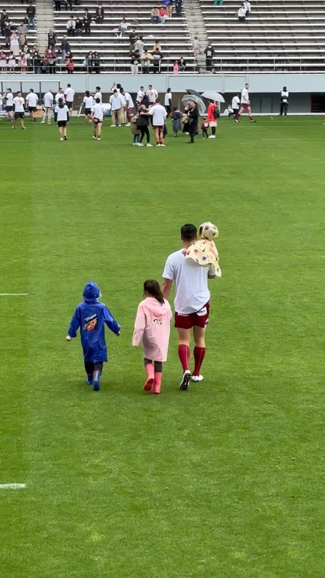 エリナ シルカのインスタグラム：「Their hero ❤️  Congratulations to the team on winning the promotion to the next league!! It’s still amazing to see Aki playing out there in top form. Can’t wait for next season 🏉🫶 キューデンヴォルデクス　div2 への昇格おめでとう！そして今シーズンは本当にお疲れ様でした。いつまでもかっこいいラガーマンな山田ディーは子供達のヒーローです🥰  @kyudenvoltex_official  #ラグビー　#ラグビーリーグワン #アスリート　#rugby #dadof4 #rugbylife」