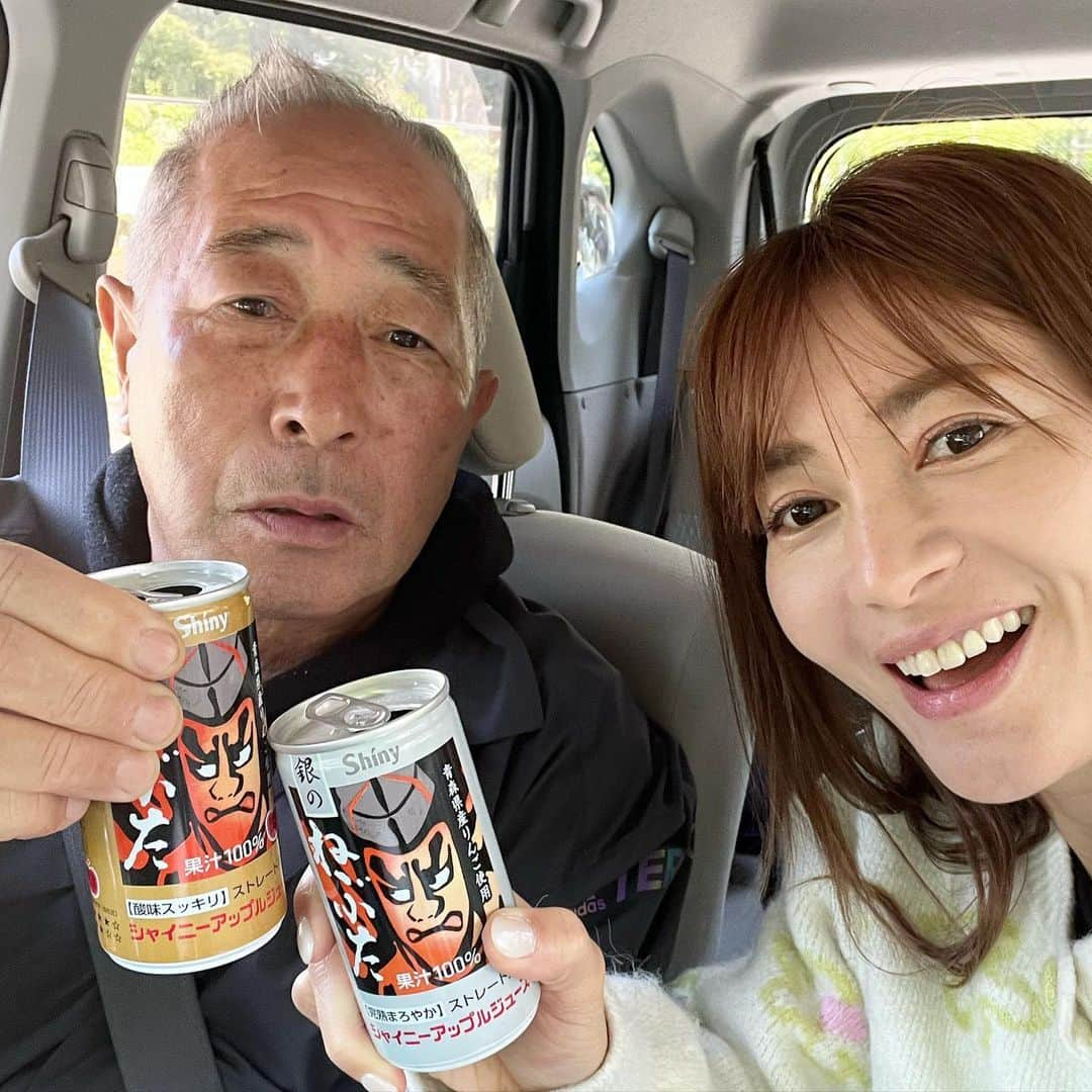 新山千春さんのインスタグラム写真 - (新山千春Instagram)「.  仕事終わりに、  今回も地元青森に 帰ることが出来て嬉しい❤︎  青森に帰るたびに 行くお墓参り。。  お父さんとたくさん話しながら 向かう道中も楽しみのひとつ！  手を合わせながら 近況だったり感謝を 伝えてきたあと、 2人で飲んだ りんごジュース🍎 美味しかったなー✨  そっちもちょっと飲んでみてーな！お父さん。  2人で飲み比べたりしながら いい時間でした。  このりんごジュースは どっちも本当に美味しいので オススメです❤︎  6枚目のひときわ目立って 可愛く咲いてた 黄色のチューリップ🌷 　  こうゆう感じで自然の中で 可愛く気持ちよーく 咲いてるお花ひとつみても  地元は良いなって 感じます！！  #青森県 #青森 #aomori  #青森市 #東北出身 #シャイニーアップルジュース金のねぶた  #シャイニーアップルジュース銀のねぶた  #新山千春 #お父さんありがとう  #チューリップ」5月13日 21時41分 - chiharuuu_0114