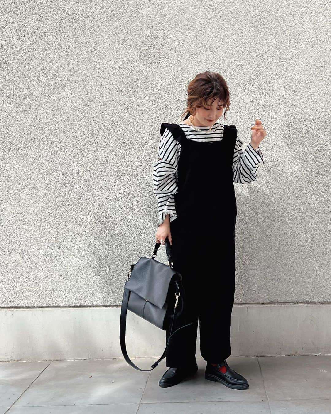 のインスタグラム：「‥𝕗𝕒𝕤𝕙𝕚𝕠𝕟‥ #休日コーデ ご質問いただいたコーデ🤍🖤 ・トップス: @chaco_closet__official  ・ロンパース: @kgrowth_official  ∵ この組み合わせお気に入りで、週に一度は着てます😂 ∵ ∵ #chacocloset #チャコクローゼット #ボーダーロンt #カットアウト #ボーダートップス #ボーダーコーデ  #鎌倉旅行  #旅行コーデ」