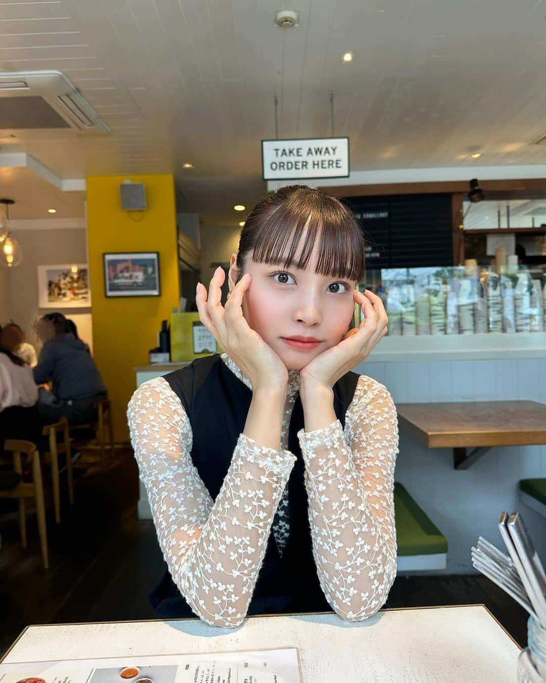 久保乃々花さんのインスタグラム写真 - (久保乃々花Instagram)「ランチ🍙！  ルナちゃんが撮ってくれました  #ootd #fasshon #シースルー #今日のコーデ #代官山カフェ #花柄」5月13日 21時43分 - kubononoka__gram