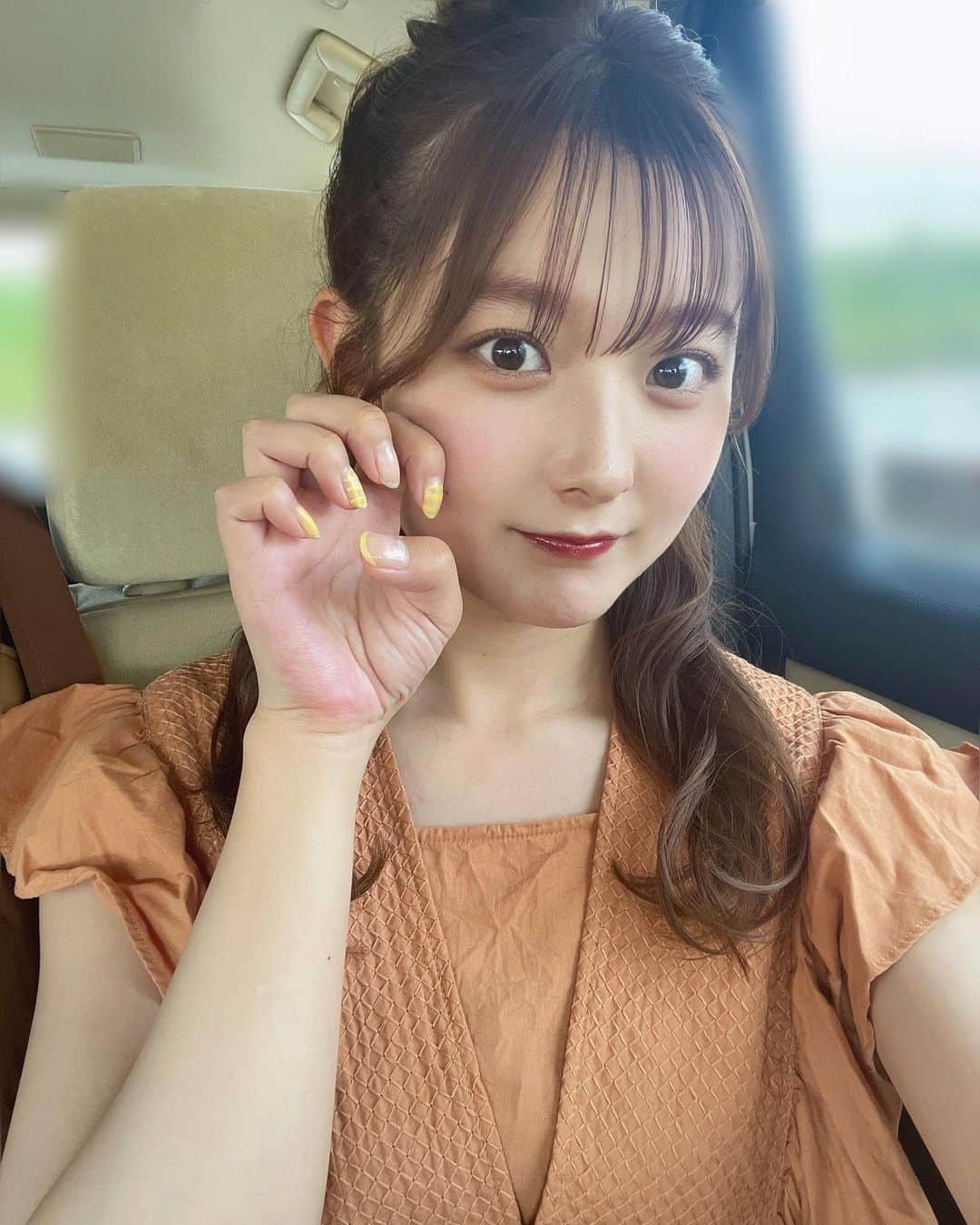 悠花さんのインスタグラム写真 - (悠花Instagram)「妹が可愛くネイルしてくれたの💅🌼」5月13日 21時54分 - haruka_217_