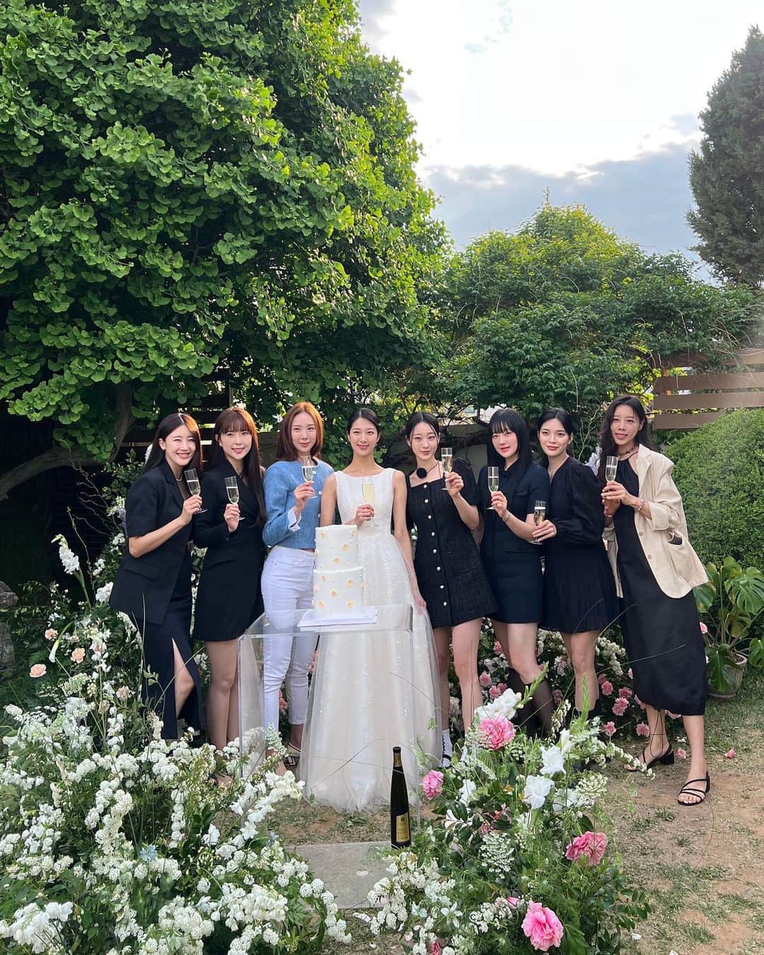 ギョンリ さんのインスタグラム写真 - (ギョンリ Instagram)「완벽했던 그녀의 #weddingday 🌸  내가 왜 이렇게 눈물이 나냐구 행복하고 이쁘게 잘 살아! 난 또 신났어~ ❀.(*´◡`*)❀.」5月13日 21時54分 - gyeongree