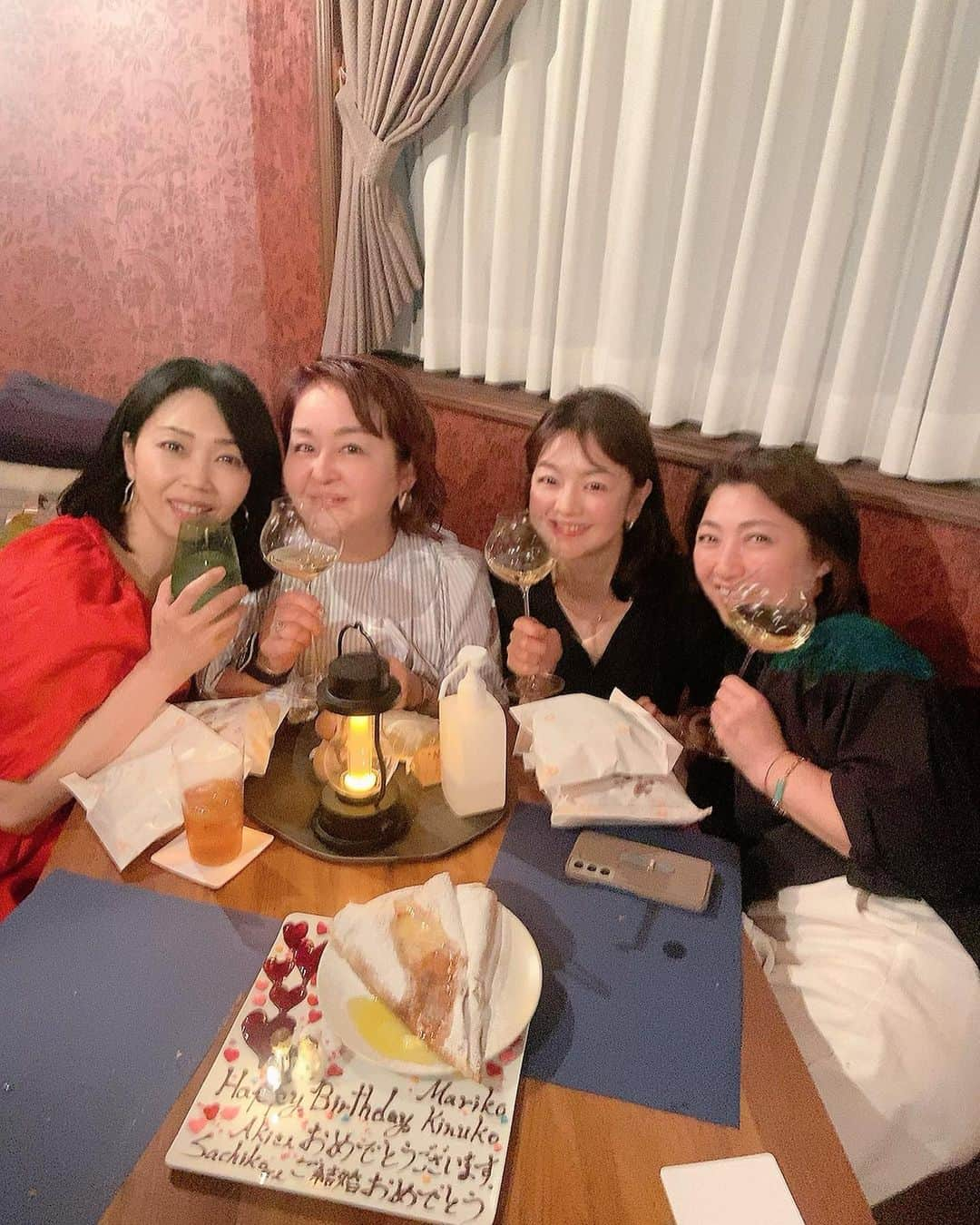 上田祥子さんのインスタグラム写真 - (上田祥子Instagram)「人気の三軒茶屋一丁目食堂にて。全員がお祝いというタイミング。それぞれがお店に、誰かのためのお祝いメッセージプレートをお願いしていたという、何とも幸せな一夜。その結果4行という密なメッセージに😂 有名フレンチとイタリアンで長年修行されたオーナーシェフのお料理は、繊細、驚き、感動の味わいとエンタテインメント要素もたっぷり。ガレットや大納言、などなどパン天国でワインも進んだ〜。本当に楽しかったです！ありがとうございました♪  @mariko_mizui @kinutaba お誕生日おめでとうございます🎉 @akiregentsroad302 ますますのご活躍を祈念しています✨ #ありがとう #三軒茶屋一丁目食堂」5月13日 21時53分 - uedasachikoinsta