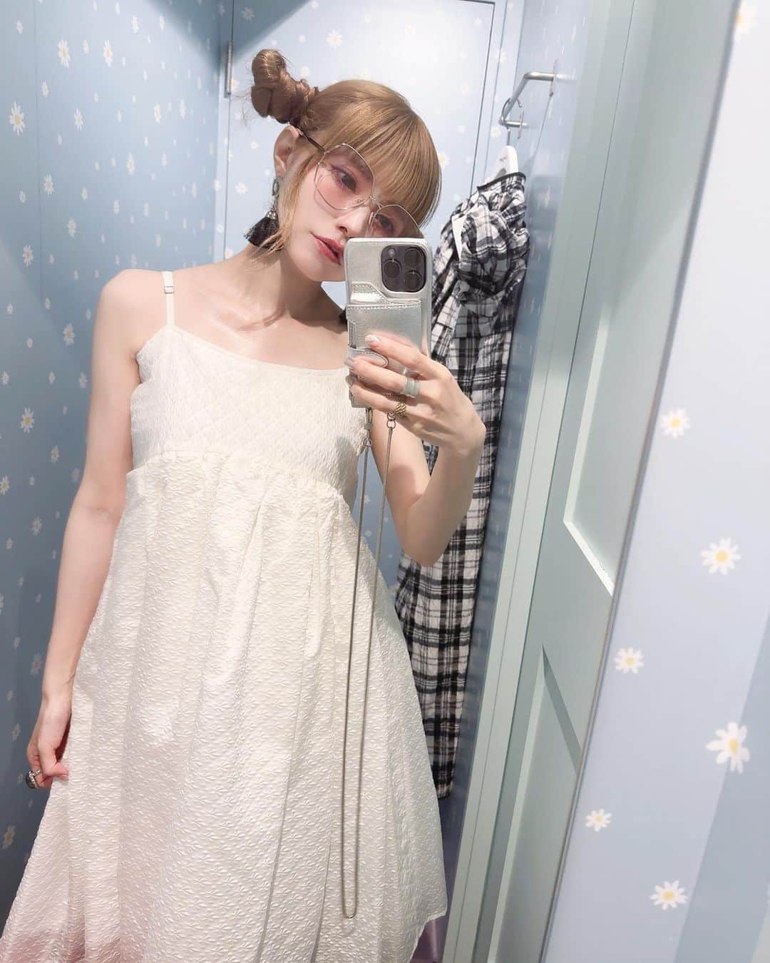 益若つばさのインスタグラム：「お元気ですか？ ⁡ 私はなんだか毎日頭の中のタスクを1個ずつ終わらせることに追われています😂😂🏭🏭 ⁡ でも先が楽しみなことばかり！ ⁡ ⁡ 今年の秋冬〜来年にかけて発表がありすぎなんでそちらも気合い入れて待っててくださいね！← 盛り上げてくださいね。頼みました🫱🏻‍🫲🏼 ⁡ ⁡ ⁡ ということで、大好きなキャンスパとお洋服のコラボが決まったよ！！ ⁡ @candystripper_official   いえーい！！！🎉 ⁡ しかも初のユニセックスも出すよ！👩🏻‍🤝‍👩🏽👨🏿‍🤝‍👨🏻🤍 ⁡ ちゃんと男性の為にも！とサイズ展開とデザインをするのは初や！ 着てほしいー、、！ ⁡ ⁡ 2023A/W予定でーす！ ⁡ ⁡ お楽しみに🤍🤍🫶🏻 ⁡ ⁡ この日はトワルチェックと生地選び！ ⁡ ⁡ か、、可愛い、、、。 ⁡ ⁡ 1回目で理想的なお洋服が上がってきた…！ 幸せ🥹 ⁡ ⁡ 可愛いワンピ、セットアップ、アウターなどできるよ！ 今キャンスパのwebモデルもしているのでそちらもチェックしといてね！🫶🏻 ⁡ ⁡ EATME退任してからお洋服離れてたけど、やっぱり楽しいなぁー☺️☺️ ⁡ ⁡ 他のブランドさんともコラボ決まってるし、こうやって色んなジャンルのブランドに染まってお洋服作るのも面白いなぁ。 ⁡ ⁡ 来年なにやってるか自分でもわかんないや。笑 突然全てやめちゃう人でもあるし。 ⁡ ⁡ 毎日小さいことでも楽しもうねぇ。🌈 ⁡  とりあえず下着の撮影終わったからご褒美&気合いのラーメン🍜！！  1枚目は着替える前(これは今もう発売してるワンピ)と、買ったもの載せといた！」