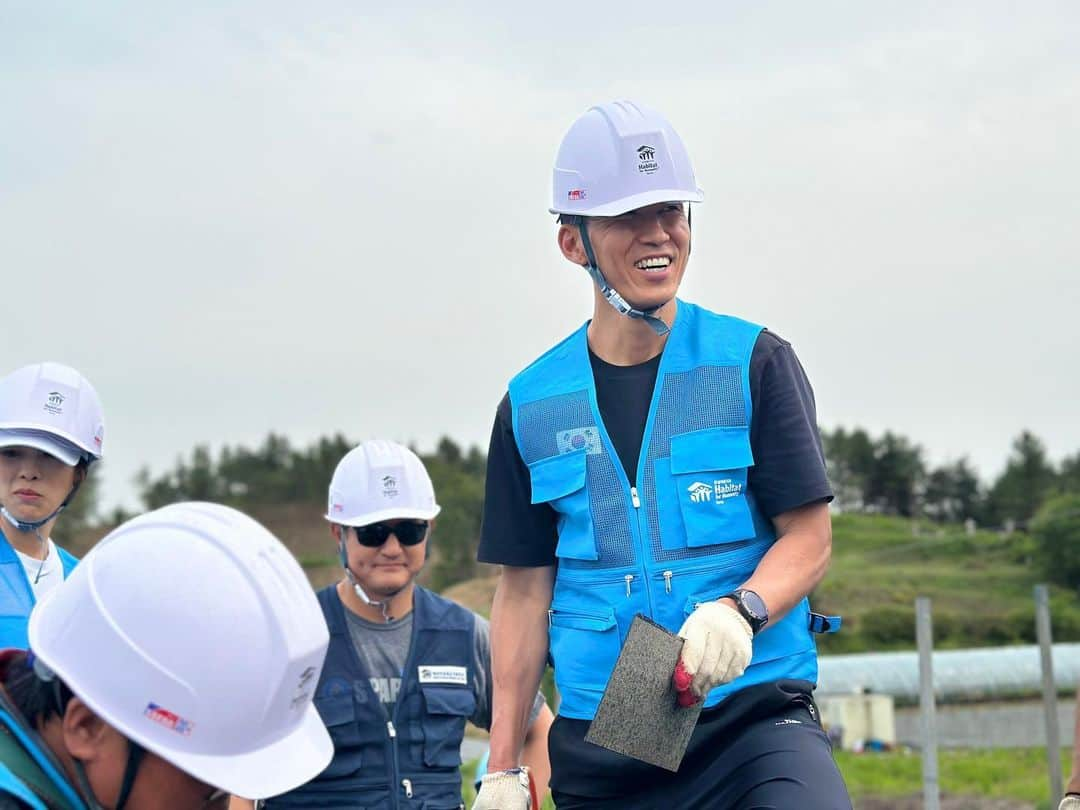 ジヌションさんのインスタグラム写真 - (ジヌションInstagram)「🇰🇷잘될거야,대한민국! 션과 함께하는 독립유공자 후손을 위한 희망의 집짓기  815런 9호 집 충남 보령의 작은 마을에 살고 계시는 독립유공자 후손 가정을 위해 봉사활동을 다녀왔습니다.  중국 간도 용정촌에서 영국인 선교사와 함께 선교 활동을 하시고, 중국 지린성 훈춘 지방에서 열린 만세 운동에서 약 800여 명의 시위 군중과 독립만세를 외치며 행진 시위를 이끄신 독립유공자 김정규 선생의 후손 가정입니다.  김정규 선생의 아드님 내외와 자녀들은 겨울에는 웃풍에 시달리고 비가 새는 비닐하우스 안 임시주택에서 거주하고 계셨습니다.  독립유공자 후손이신 김중정 할아버지께서 저에게 이런 말씀을 해주셨습니다 ”추운 겨울 쫒겨다니던 어릴때 기억이 아직도 생생해. 나라가 있으니 이렇게 집을 지어주는 것도 가능하지요. 지금이라도 좋은 집에서 살 수 있어서 얼마나 좋은지 몰라요. 좋은 일 해주셔서 너무 감사해요.“  빨리 집이 지어져서 할아버지 가족이 집에서 건강하고 행복하게 사셨으면 좋겠습니다.  #고맙습니다잊지않겠습니다 #2022815런 #815런 #잘될거야대한민국 #2022_815런 #2022잘될거야대한민국 #보령9호집 #815런9호집 #한국해비타트 #해비타트 #독립유공자후손 #독립유공자후손주거개선」5月13日 21時56分 - jinusean3000