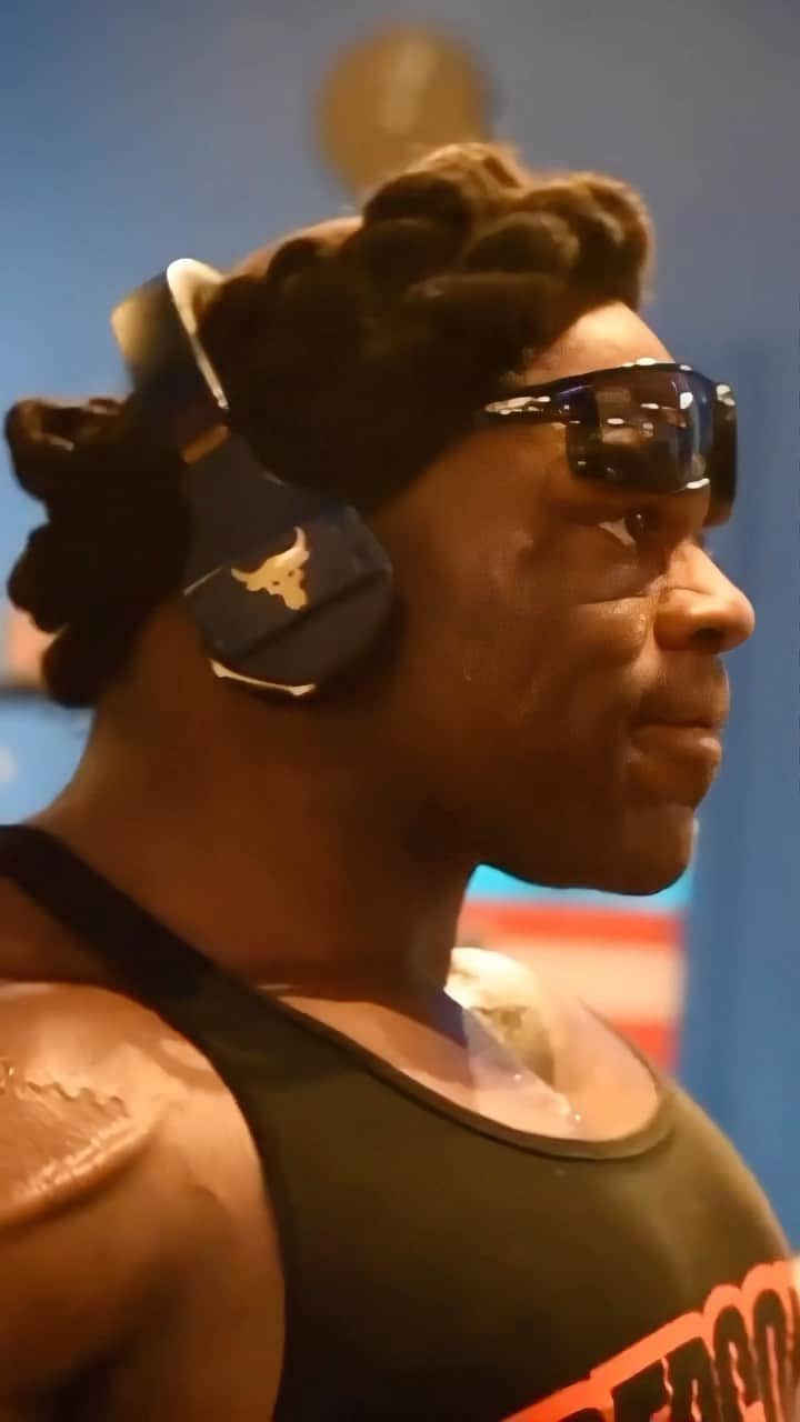 カイ・グリーンのインスタグラム：「Locking in and connecting mentally is an incredibly effective method not only for better training sessions but for reaching larger goals too. Before the work takes place, take the time to envision each rep and what it feels like, you’ll notice quickly, that by tapping into what athletes call “the zone” in advance can reap great rewards physically. When we flash forward to the missing pieces that once may have plagued us, now become readily available within arms reach. See it, feel it, believe it! 💪🏾  Make the most out of every session w/@redcon1 & ensure the highest state of readiness for whatever comes your way.  #KaiGreene #Redcon1 #ThoughtsBecomeThings #HighestStateOfReadiness #Reels」