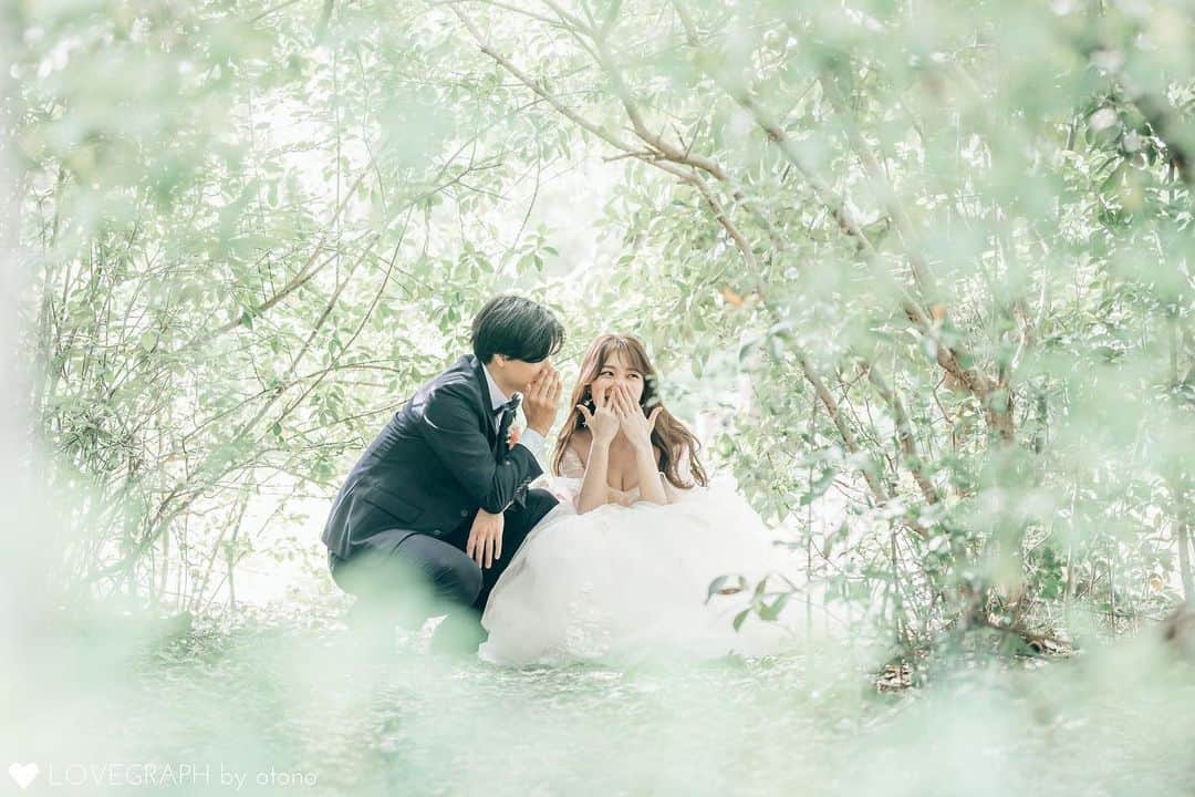 Lovegraph［ラブグラフ］のインスタグラム：「緑に囲まれて💍♡ㅤㅤㅤ  ୨୧┈┈┈┈୨୧ ㅤㅤㅤㅤㅤㅤ 出張撮影Lovegraphの公式アカウントです❁︎ ㅤㅤㅤ カップル・ウェディング・ファミリー・プロフィール写真など様々なジャンルの撮影を受付中📸💫 ㅤㅤㅤ 撮影予約はプロフィールURLからどうぞ☺️✈️ @lovegraph_me ㅤㅤㅤ ୨୧┈┈┈┈୨୧ ㅤㅤㅤ #Lovegraph #ラブグラフ #幸せな瞬間をもっと世界に ㅤㅤㅤ  #出張カメラマン #ロケーションフォト #前撮り #ウェディングフォト #前撮りポーズ #フォトウェディング」