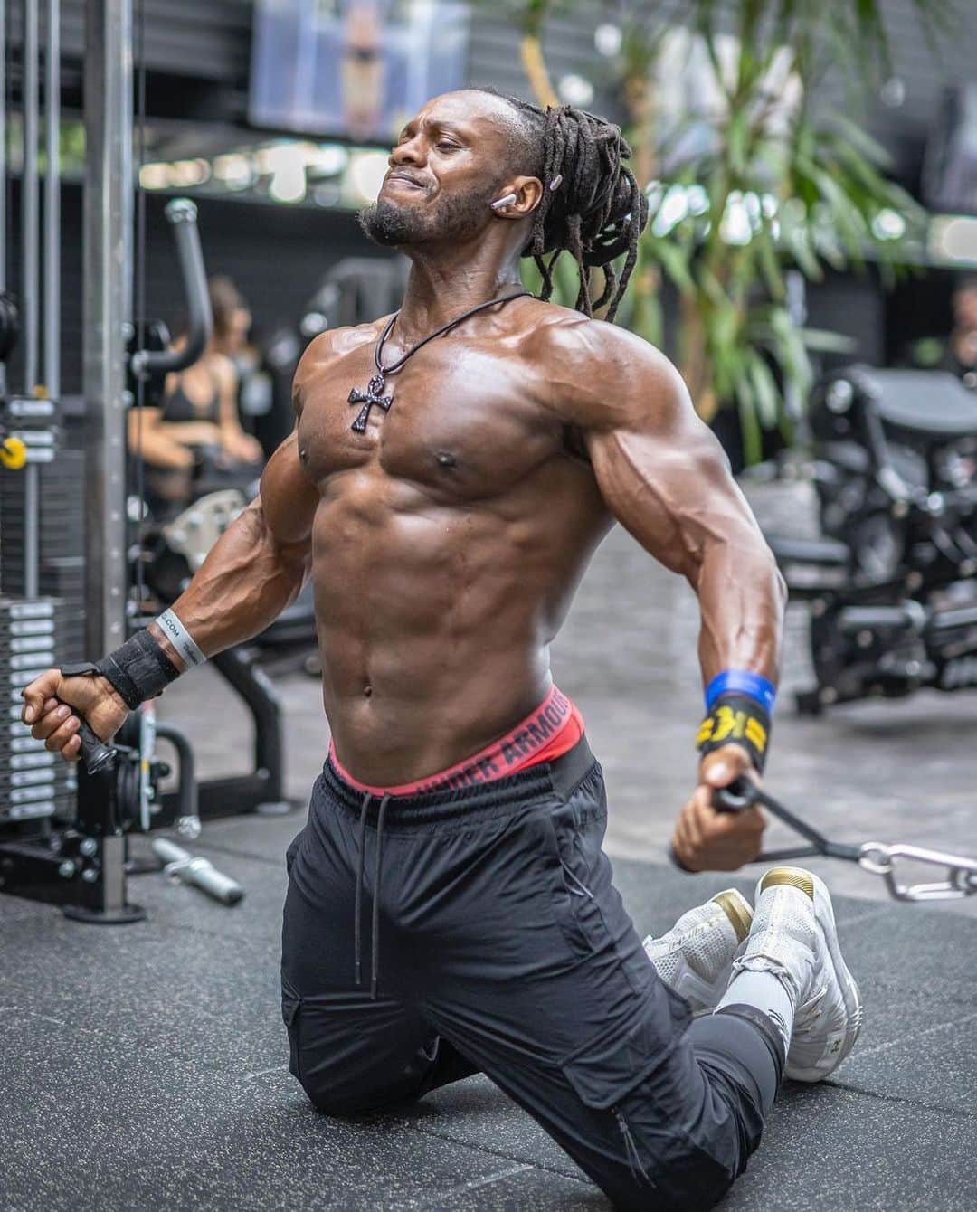 Ulissesworldさんのインスタグラム写真 - (UlissesworldInstagram)「Chest day loading 💪🏾🔥  One of the best ways to finish chest day is with a cable fly variation💪🏾 They are an effective way to strengthen your chest muscles and an alternative to the bench press. They are a great exercise for building strength in your upper body, especially the chest 🙌🏾  Try my go to chest cable triple set for that killer pump 🔥 1. High to low cable flys 2. Crossover Flys 3. Kneeling Low-to-High Flys   Do 3 sets of 8-12 reps and on the last set push to failure 🔥  Do these and prepare yourself for a killer pump 💪🏾🔥 If you want me to help you achieve your dream physique click the link in my bio and I will build you a custom training program and get you results 🔥」5月13日 22時00分 - ulissesworld