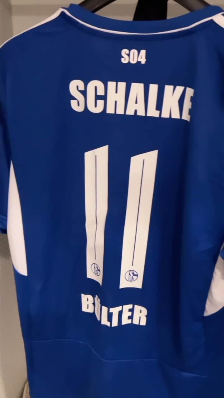 シャルケ04のインスタグラム：「🔵 SCHAAAAAAAAAAALKE! 🔵 . . #Schalke #S04 #WirBleiben #Football #Soccer #Fußball #Futbol #Knappen #🔵⚪️」