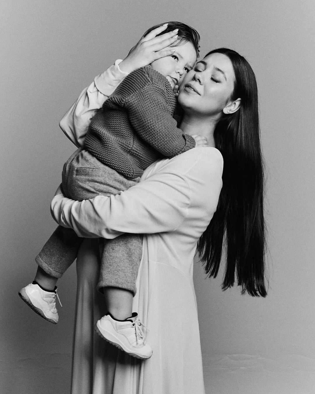 エレーナ・イリニフのインスタグラム：「«Будьте осторожны с тем, как вы разговариваете со своими детьми. Однажды это станет их внутренним голосом»   Когда-то давно @danilgolovkin написал слово Мир на лице @poluninink … Теперь Мир на руках Дар тогда еще в животе А мы в кадре у @danilgolovkin 🖤  Не знаю почему они так долго лежали в разделе «личное»  я даже не уверенна, что сохранила их в хорошем качестве и да простит меня Даня… вот как есть. 🤍」