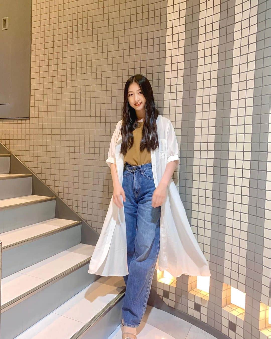 塩月希依音のインスタグラム：「ロングシャツコーデ🤍  もっと明るいカラーやショートパンツと合わせると夏にも着れるコーデに！  #code#コーデ#fashion #ファッション#ロングシャツ#シャツ#シャツコーデ #クリアサンダル#jk#ljk #05 #05년생 #05line #ootd」