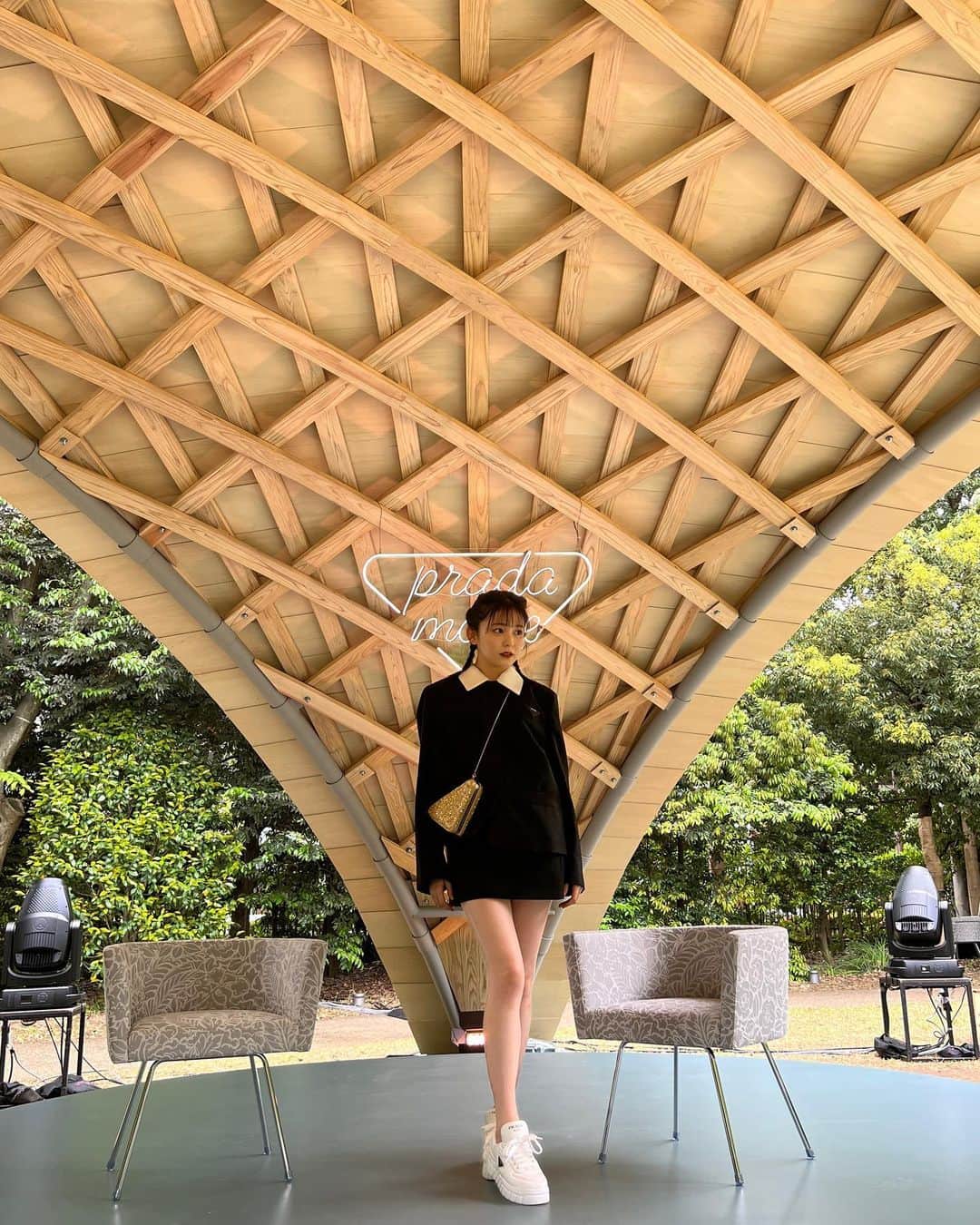 久間田琳加さんのインスタグラム写真 - (久間田琳加Instagram)「東京都庭園美術館で開催された、 PRADA MODE TOKYO🖤 建築、庭園、アート、音楽が融合した空間でした🌿 #PRADAMODE」5月13日 22時08分 - rinka_kumada0223