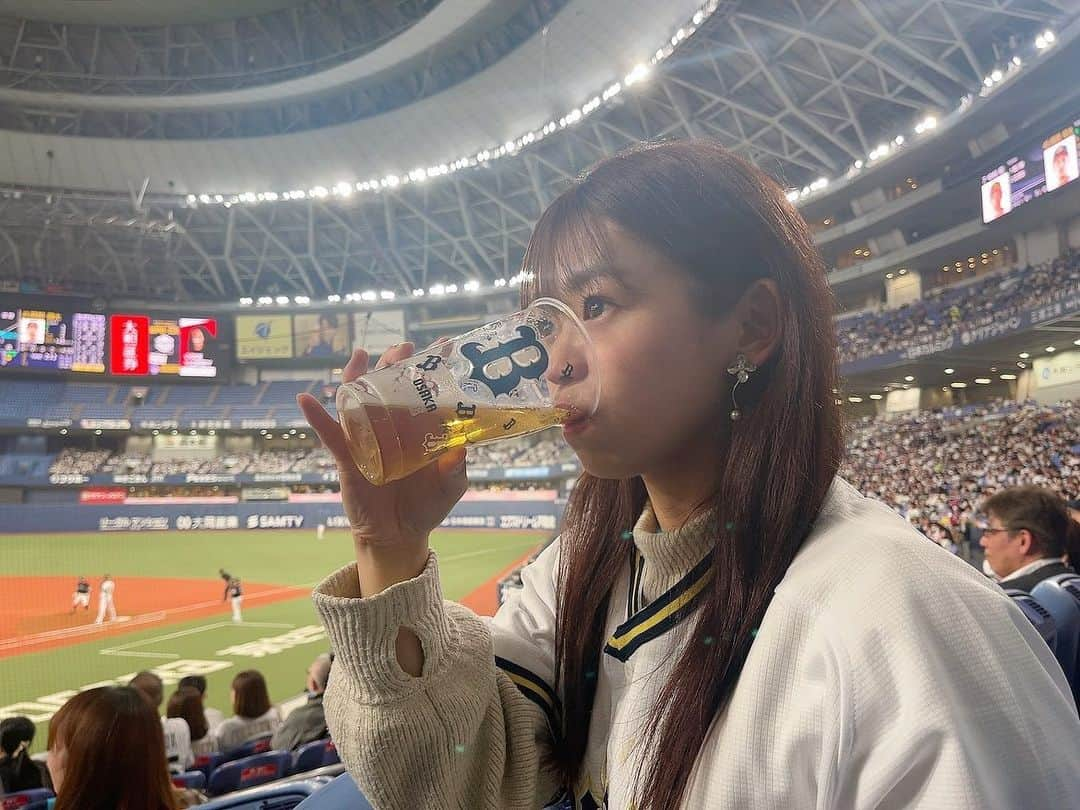 岡村茉奈さんのインスタグラム写真 - (岡村茉奈Instagram)「.  ビールを美味しく感じるのって何歳からだろう…🍻💭  #オリックスバファローズ #オリックス#バファローズ #ビール#お酒#プロ野球#野球#野球観戦 #球場グルメ  #orixbuffaloes#orix #baseball#bs2023 #camera #instgram#instagood #japanesegirl #japan #follow#followme」5月13日 22時11分 - mana_0906__