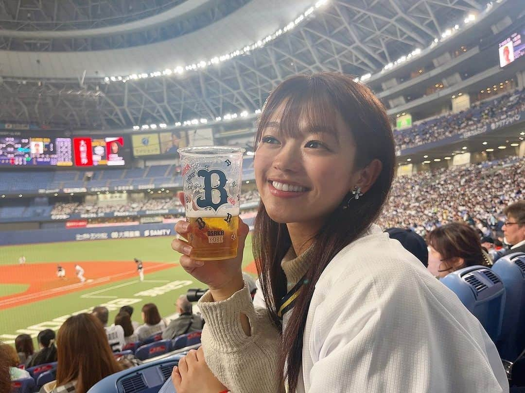 岡村茉奈さんのインスタグラム写真 - (岡村茉奈Instagram)「.  ビールを美味しく感じるのって何歳からだろう…🍻💭  #オリックスバファローズ #オリックス#バファローズ #ビール#お酒#プロ野球#野球#野球観戦 #球場グルメ  #orixbuffaloes#orix #baseball#bs2023 #camera #instgram#instagood #japanesegirl #japan #follow#followme」5月13日 22時11分 - mana_0906__