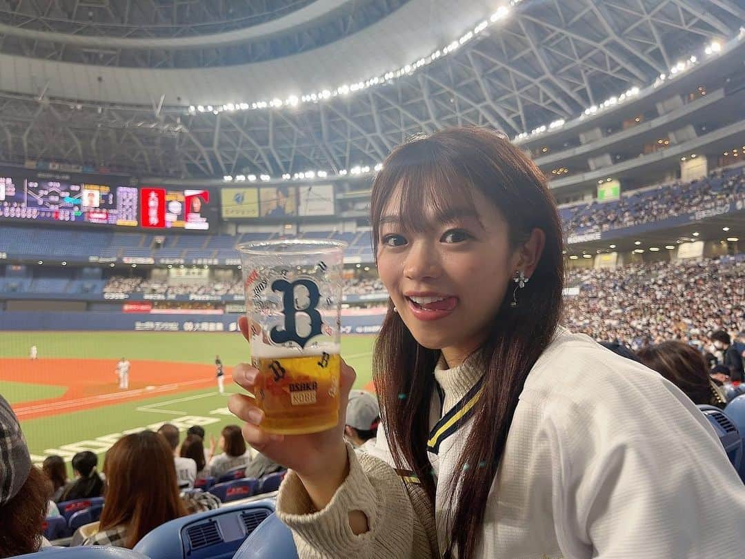 岡村茉奈さんのインスタグラム写真 - (岡村茉奈Instagram)「.  ビールを美味しく感じるのって何歳からだろう…🍻💭  #オリックスバファローズ #オリックス#バファローズ #ビール#お酒#プロ野球#野球#野球観戦 #球場グルメ  #orixbuffaloes#orix #baseball#bs2023 #camera #instgram#instagood #japanesegirl #japan #follow#followme」5月13日 22時11分 - mana_0906__