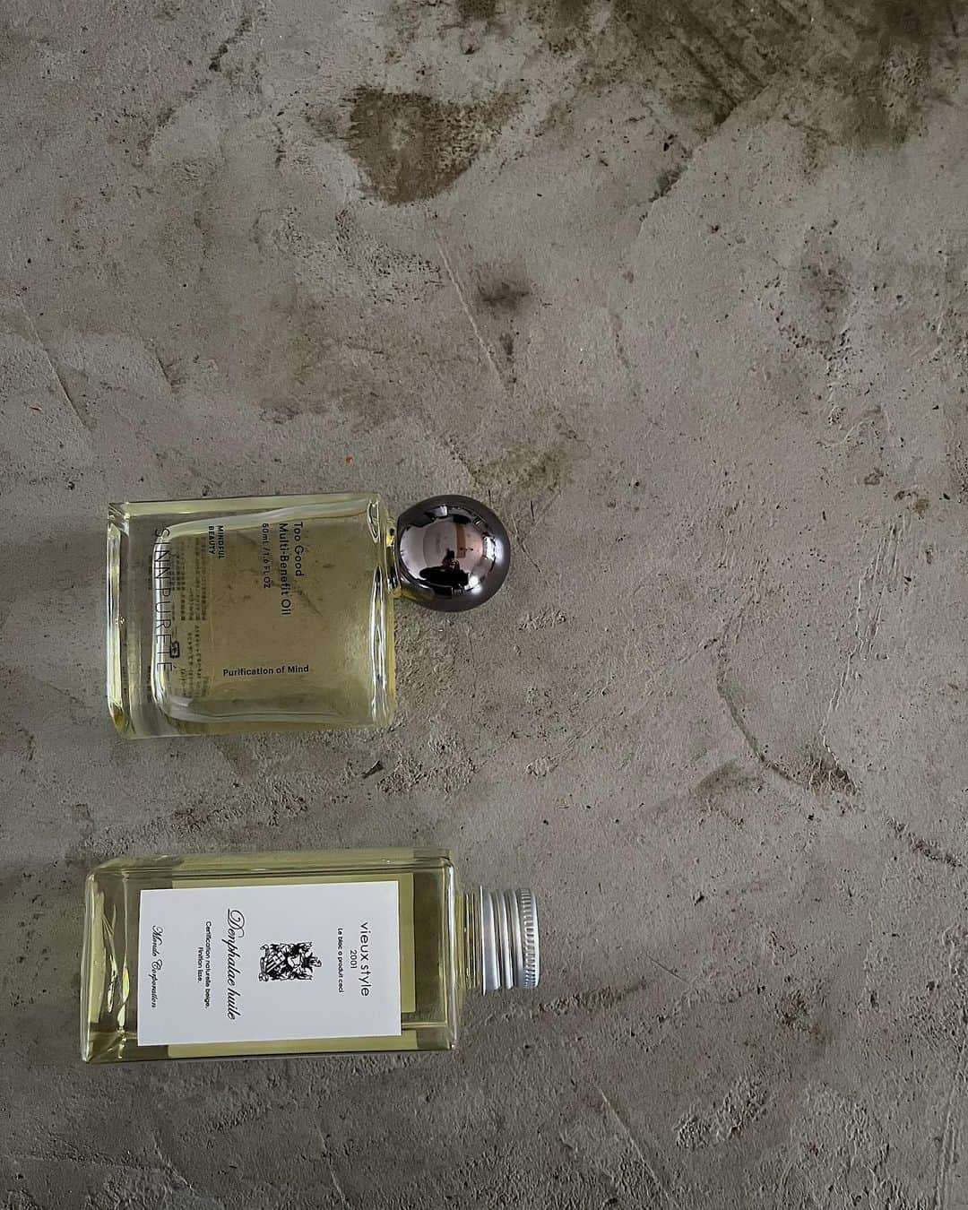 佐々木香奈のインスタグラム：「Favorite hair oil♡ 最近私的にお気に入りの2つ  ▫︎シンピュルテ　  ▫︎デンファレユイル/NA01  シンピュルテは、 最初はボトルデザインに 惹かれて衝動買い。 私はウェット好きなので、 個人的には少し質感は軽めだけど ナチュラルに仕上げたい時に愛用。 香りはPurification of Mind（心の浄化）がお気に入り。  デンファレユイルは、 BLOCのオリジナルで昨年発売されたもの。 髪質や求める質感に応じた4種類ある中で NA01はテクスチャーは重すぎないけど ウェット感ツヤ感はしっかり、 朝つけて1日働いても嫌なベタつきがなく 乾かずに質感がキープされてます◎ 大きく見えないけど、何気に150ml 入ってるので質感しっかり欲しい人には 惜しみなく使えて重宝するかと！ トラックオイルno3を以前使ってたけど 重さや質感が似てます◎ 最近の営業では、 ほぼほぼNA01付けさせてもらってます◎  理想のスタイリングの質感は スタイリング剤のテクスチャーや量、 付け方が重要だから 悩みあれば何でも相談してください😊  さーて、今日も張り切って参りましょ♡ かわいくするぞ〜✂︎」