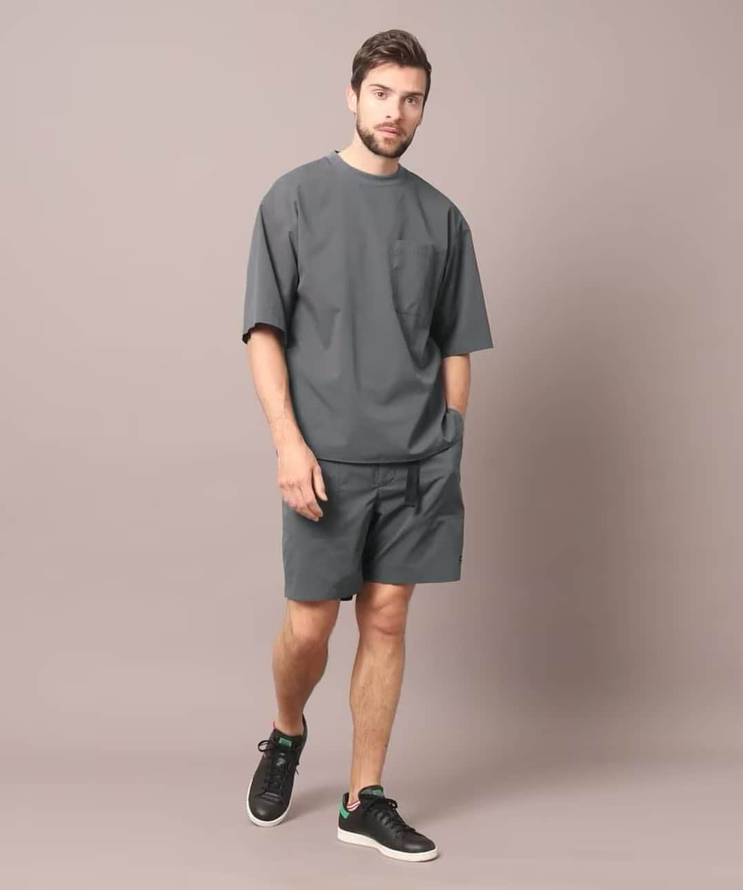 DRESSTERIOR_MEN_ドレステリアのインスタグラム：「. 《ハイブリットDOTS AIR セットアップ》  特殊技術により通気孔のある機能性ポリエステル素材を使用し、通気孔によるメッシュのような軽量化。 ベタつきなくサラッとしており快適に着用いただけます。 手洗いでお洗濯可能なのも嬉しいポイント  袖口につけたピスネームロゴがオリジナリティーある1着に仕上がっています。  🏷ドットエアー Tシャツ ¥12,100(税込)  🏷 ドットエアー ショートパンツ ¥14,300(税込)  #dressterior #ドレステリア ⁡ ⁡ ⁡  ⁡ ⁡ ⁡ ⁡ ------------------------------------------- ⁡ ▪️dressteriorオフィシャルアカウント @dressterior_official ⁡ ▪️メンズ用アカウント @dressterior_men」