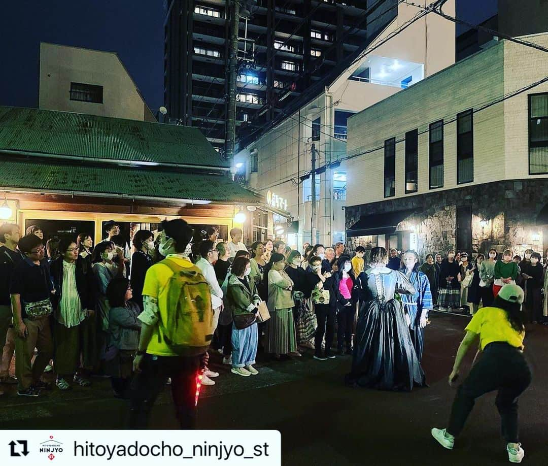 森山未來さんのインスタグラム写真 - (森山未來Instagram)「ありがとう。楽しかった！  #Repost @hitoyadocho_ninjyo_st with @use.repost ・・・ 【ストレンジシード2023】  アーティストが静岡のまちの景観だけでなく、音・風・観客までもパフォーマンスに取り込んで、その場所で、その瞬間にしか起こり得ない体験をつくりだす、ストレンジシード静岡2023。  人宿町では辻󠄀本知彦と森山未來が立ち上げたユニット「きゅうかくうしお」が三日間パフォーマンスを開催。東海道でもあり歴史ある街、変わり続ける人宿町という場所で「醸す」をテーマに「素晴らしい偶然をつないで」が展示、上映されました。  メンバー全員が個々に思想、創作した多様な作品を体験しながら訪れる皆さまと共に作り上げた三日間。あなただけのストリートシアターってなんだ？の答えを見つけることが出来たでしょうか。  ー ー ー  【きゅうかくうしお】 @kyukakuushio   2010年、辻󠄀本知彦と森山未來が立ち上げたユニット「きゅうかくうしお」。 現在では、今までに関わったスタッフをメンバーとして活動。 @tomohiko_tsujimoto_official  @mirai_moriyama_official  @honoohno  @sou_matsuzawan  @iamotozaru_salta  @kawachi_tomodachi  @fujitanipro   日々係う（かかずらう）ことで生まれるあらゆる現象・感情を創作の起点とし、一人ひとりが自尊心を持ち自立した個の集団として、自由に思考・議論しながら創作のあり方を探り、日常への問いを提示する。  #きゅうかくうしお  #kyukakuushio   @shizuoka.strangeseed  @hitoyadocho_ninjyo_st  @sozosya_  @hitoyadocho_mart  @nagomi_cafe2020  @hitoya10  #人宿町やどりぎ座」5月14日 9時02分 - mirai_moriyama_official