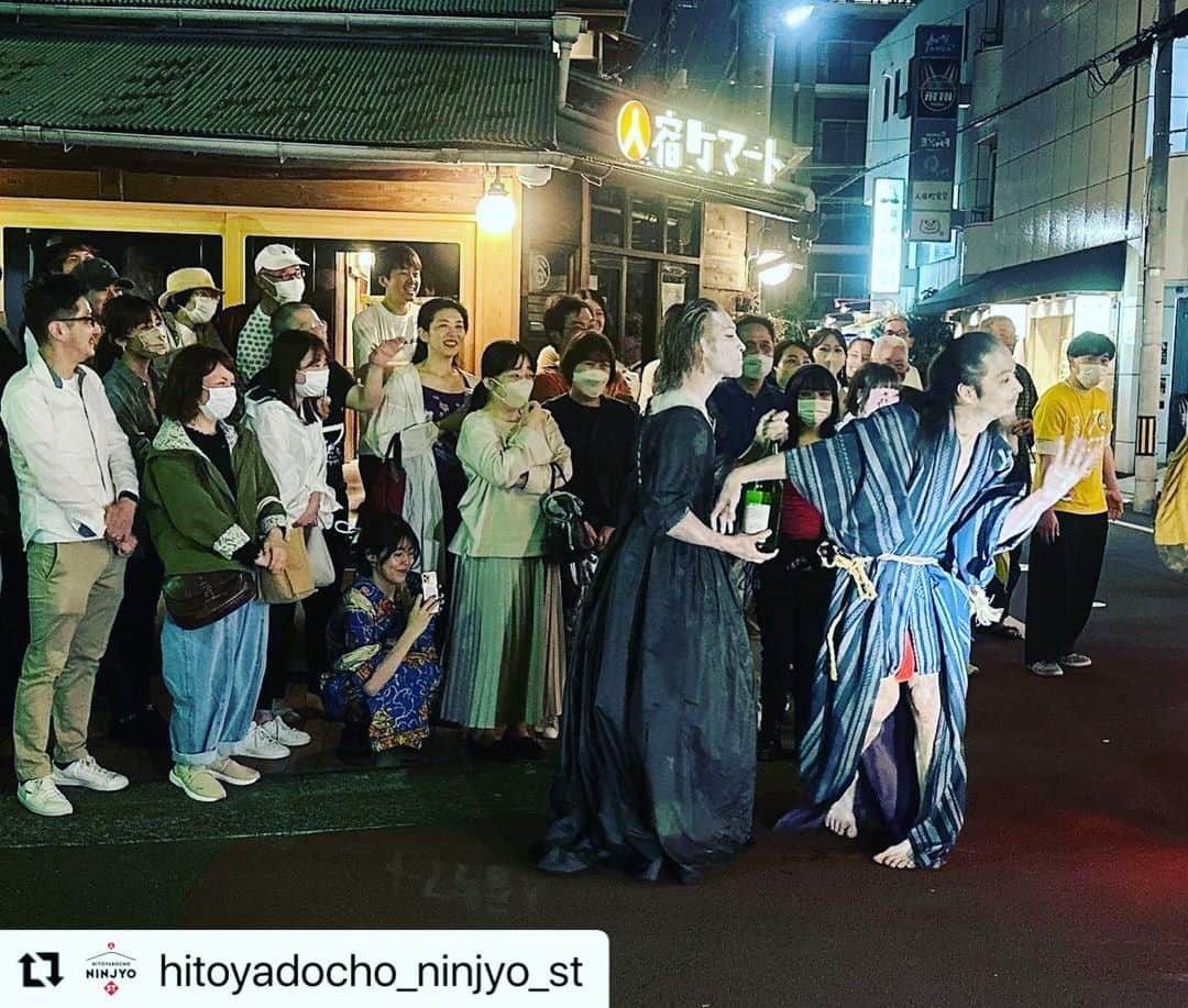 森山未來のインスタグラム：「ありがとう。楽しかった！  #Repost @hitoyadocho_ninjyo_st with @use.repost ・・・ 【ストレンジシード2023】  アーティストが静岡のまちの景観だけでなく、音・風・観客までもパフォーマンスに取り込んで、その場所で、その瞬間にしか起こり得ない体験をつくりだす、ストレンジシード静岡2023。  人宿町では辻󠄀本知彦と森山未來が立ち上げたユニット「きゅうかくうしお」が三日間パフォーマンスを開催。東海道でもあり歴史ある街、変わり続ける人宿町という場所で「醸す」をテーマに「素晴らしい偶然をつないで」が展示、上映されました。  メンバー全員が個々に思想、創作した多様な作品を体験しながら訪れる皆さまと共に作り上げた三日間。あなただけのストリートシアターってなんだ？の答えを見つけることが出来たでしょうか。  ー ー ー  【きゅうかくうしお】 @kyukakuushio   2010年、辻󠄀本知彦と森山未來が立ち上げたユニット「きゅうかくうしお」。 現在では、今までに関わったスタッフをメンバーとして活動。 @tomohiko_tsujimoto_official  @mirai_moriyama_official  @honoohno  @sou_matsuzawan  @iamotozaru_salta  @kawachi_tomodachi  @fujitanipro   日々係う（かかずらう）ことで生まれるあらゆる現象・感情を創作の起点とし、一人ひとりが自尊心を持ち自立した個の集団として、自由に思考・議論しながら創作のあり方を探り、日常への問いを提示する。  #きゅうかくうしお  #kyukakuushio   @shizuoka.strangeseed  @hitoyadocho_ninjyo_st  @sozosya_  @hitoyadocho_mart  @nagomi_cafe2020  @hitoya10  #人宿町やどりぎ座」