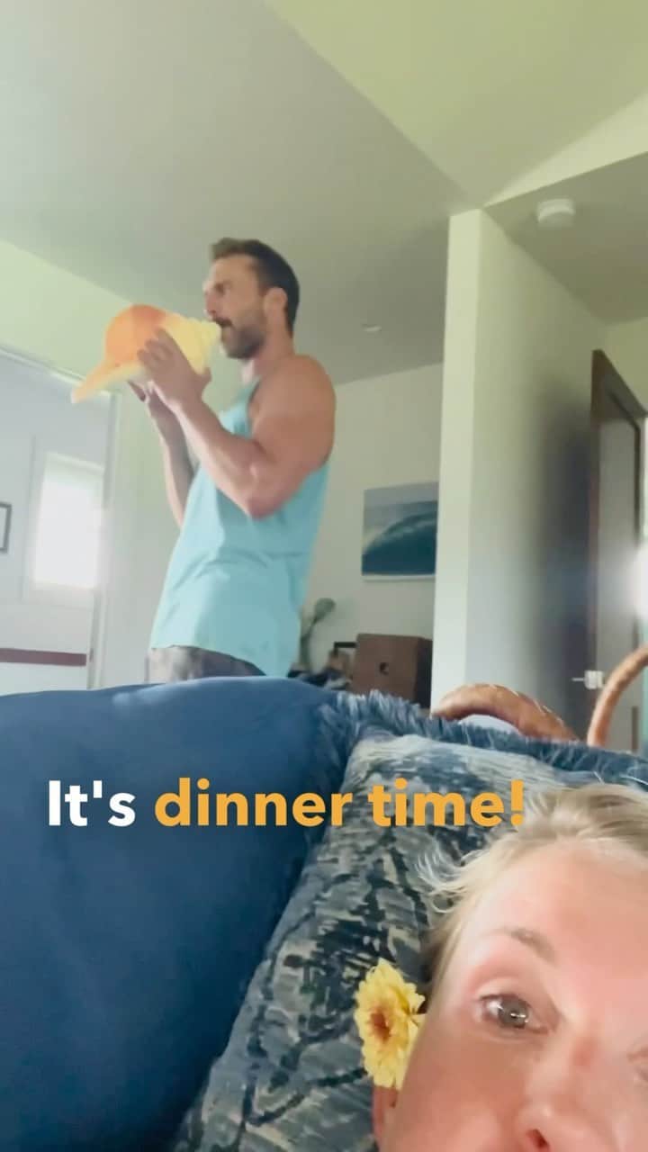 Bethany Hamiltonのインスタグラム：「Wow he knows how to jam and call the children in for dinner on the conch 🐚🔊😃」
