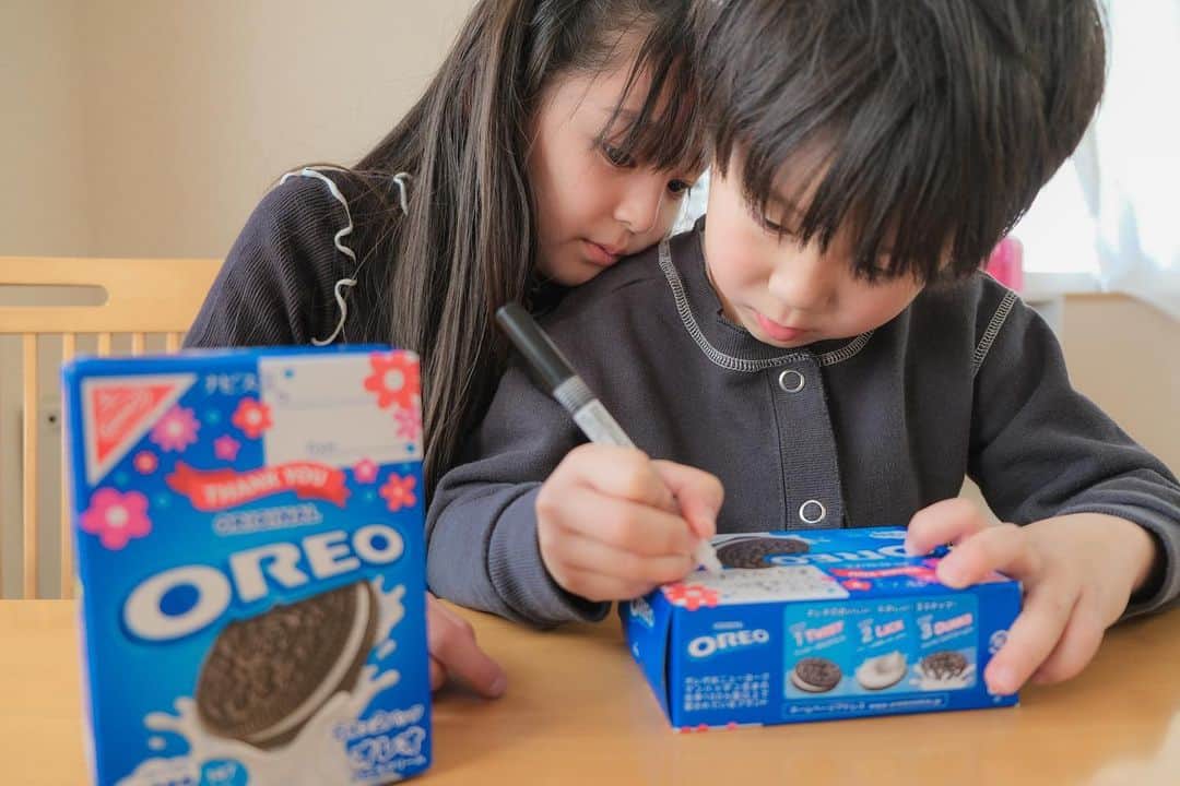 のインスタグラム：「パパと子どもたちが母の日のケーキをプレゼントしてくれたよ🫶 . . 私が小さい頃から大好きなオレオを使ってメッセージも❤️ . オレオマーブルチーズケーキ❤️ 甘すぎないけどオレオの甘味が優しくて美味しかったよ🤗 私的にレモン汁入れても美味しそうだなと思った🤔 . . 私お菓子作りが苦手なんだけど、パパと子どもたちだけでも簡単に作れたケーキらしいから 美味しかったし今度自分でも作ってみたいな🫶 火も包丁も使わずできるらしいから子どものお菓子作りにも最適だね🙌 . . もう気持ちだけでも嬉しいのにこうやって形にも残せて味も美味しくて幸せ😭 . 本当ありがとう😊 . . #オレオでありがとう　#母の日オレオ　#オレオ　#PR #お菓子つくり　#こどもクッキング」