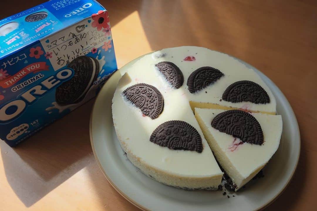Ai.tさんのインスタグラム写真 - (Ai.tInstagram)「パパと子どもたちが母の日のケーキをプレゼントしてくれたよ🫶 . . 私が小さい頃から大好きなオレオを使ってメッセージも❤️ . オレオマーブルチーズケーキ❤️ 甘すぎないけどオレオの甘味が優しくて美味しかったよ🤗 私的にレモン汁入れても美味しそうだなと思った🤔 . . 私お菓子作りが苦手なんだけど、パパと子どもたちだけでも簡単に作れたケーキらしいから 美味しかったし今度自分でも作ってみたいな🫶 火も包丁も使わずできるらしいから子どものお菓子作りにも最適だね🙌 . . もう気持ちだけでも嬉しいのにこうやって形にも残せて味も美味しくて幸せ😭 . 本当ありがとう😊 . . #オレオでありがとう　#母の日オレオ　#オレオ　#PR #お菓子つくり　#こどもクッキング」5月14日 7時35分 - ngs.rky.kuy